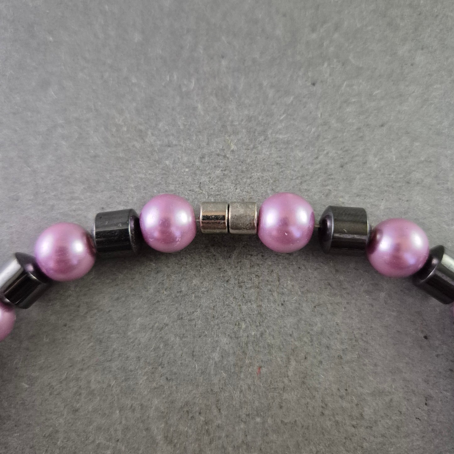 Hämatit und Perlen Halskette – Magnetische Eleganz in Lila und Schwarz