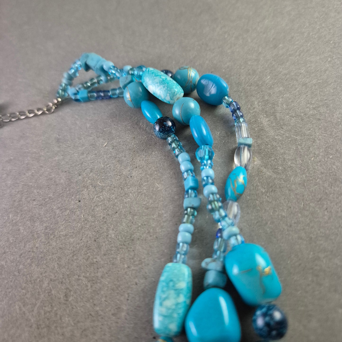 Mehrreihige Türkis Halskette – Farbenfroher Boho-Look in Blautönen