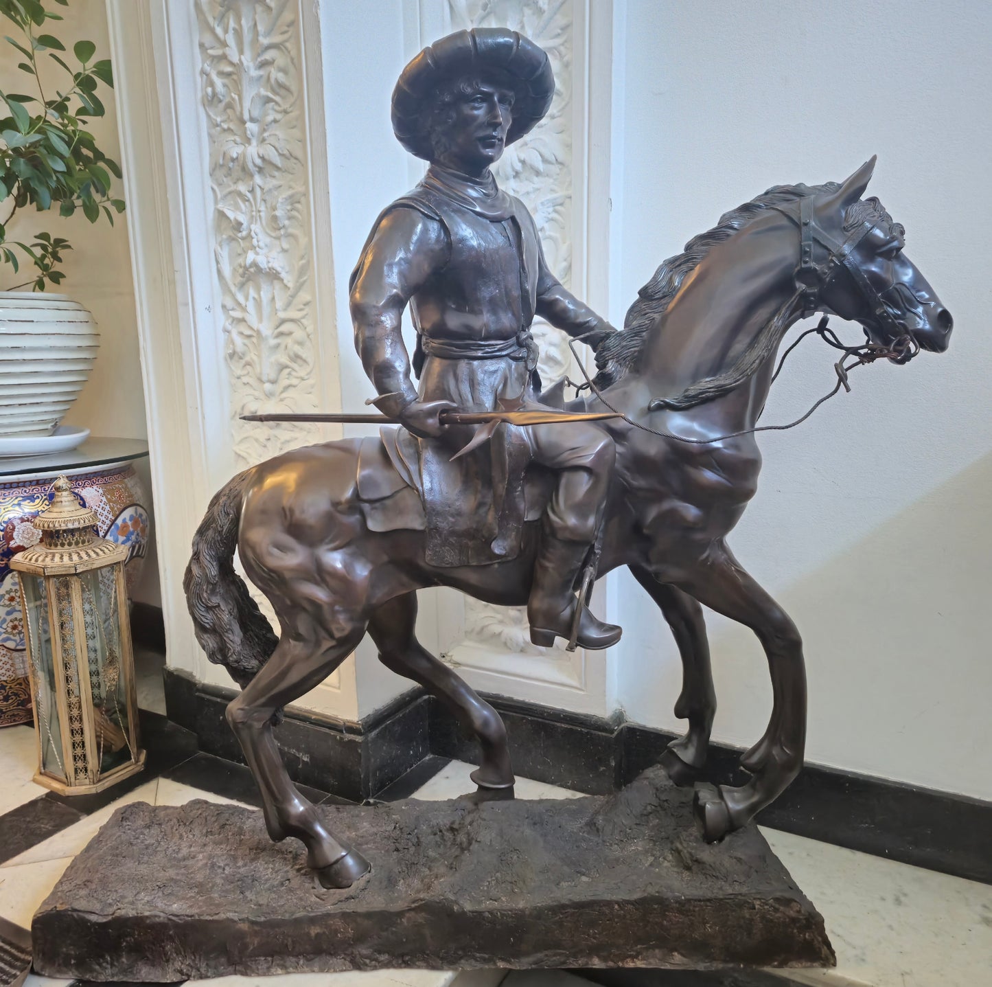 Große Schwere Bronze Skulptur Südeuropäischer Jäger auf Pferd ca. 120kg