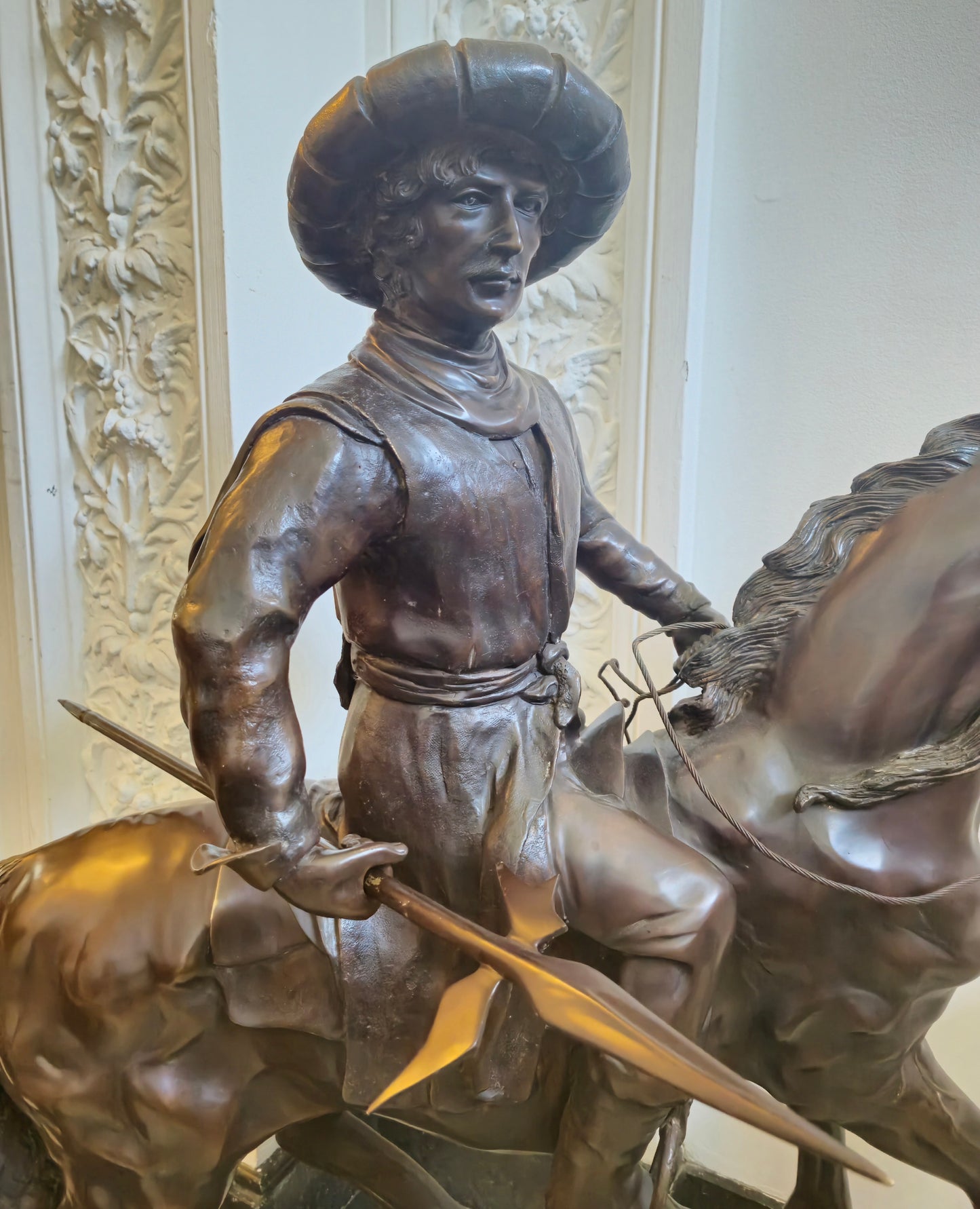 Große Schwere Bronze Skulptur Südeuropäischer Jäger auf Pferd ca. 120kg