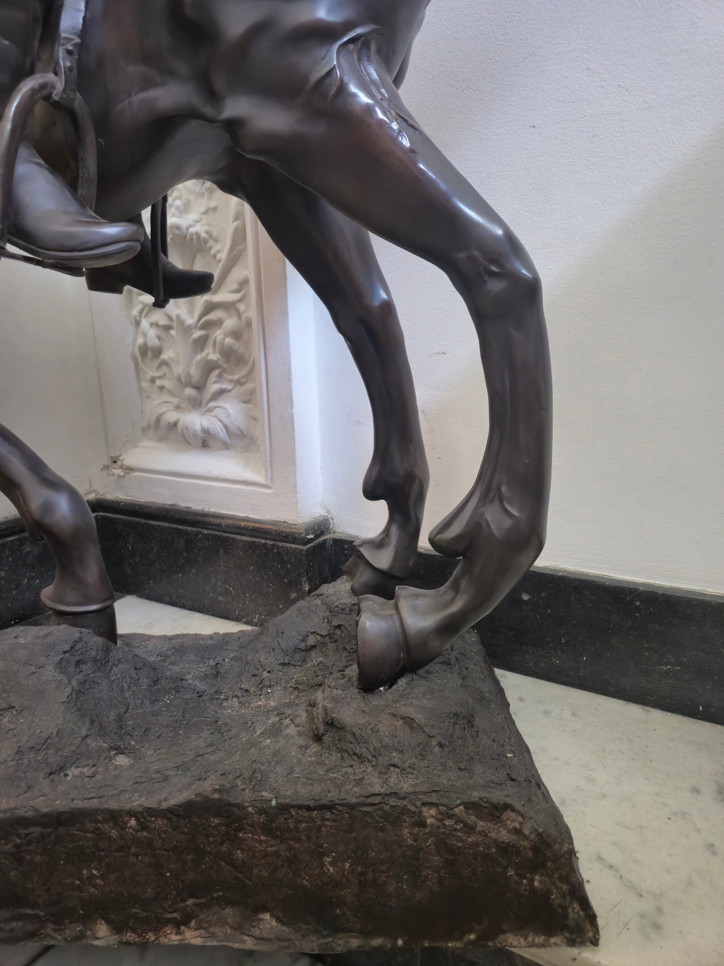 Große Schwere Bronze Skulptur Südeuropäischer Jäger auf Pferd ca. 120kg