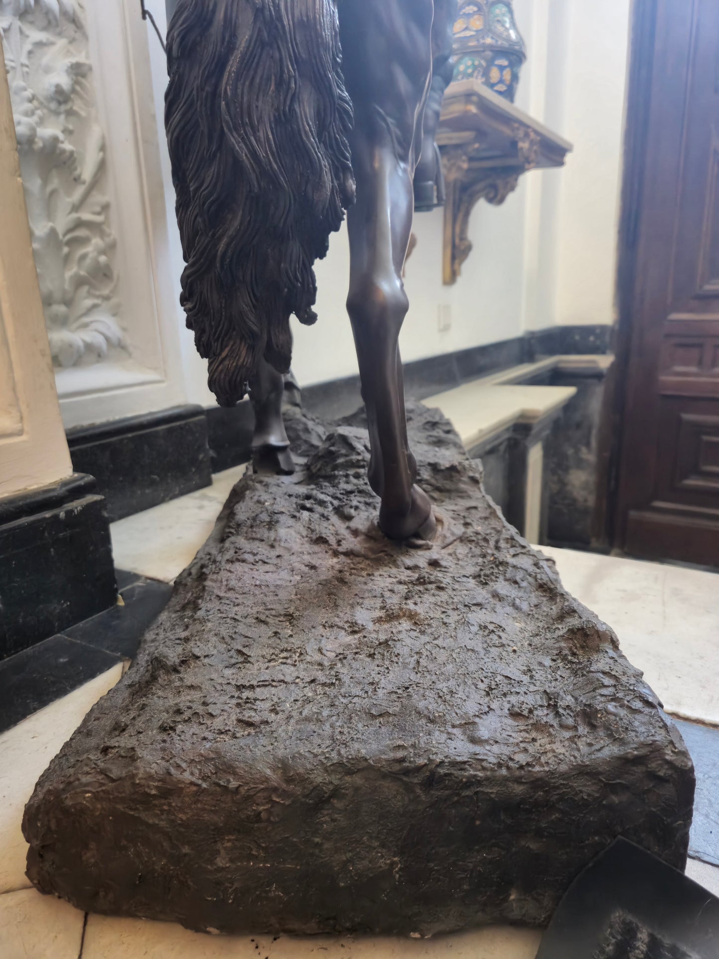 Große Schwere Bronze Skulptur Südeuropäischer Jäger auf Pferd ca. 120kg