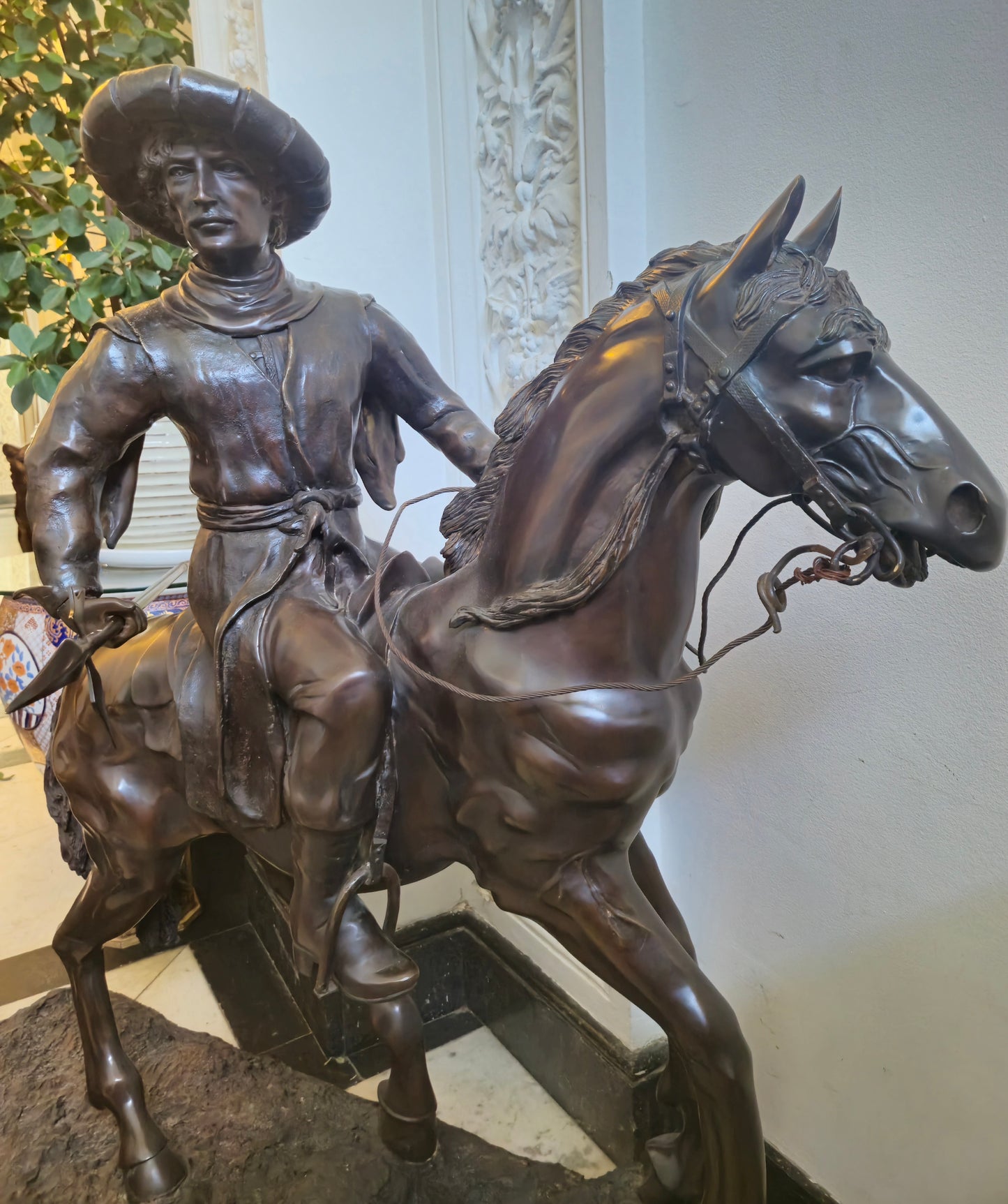Große Schwere Bronze Skulptur Südeuropäischer Jäger auf Pferd ca. 120kg