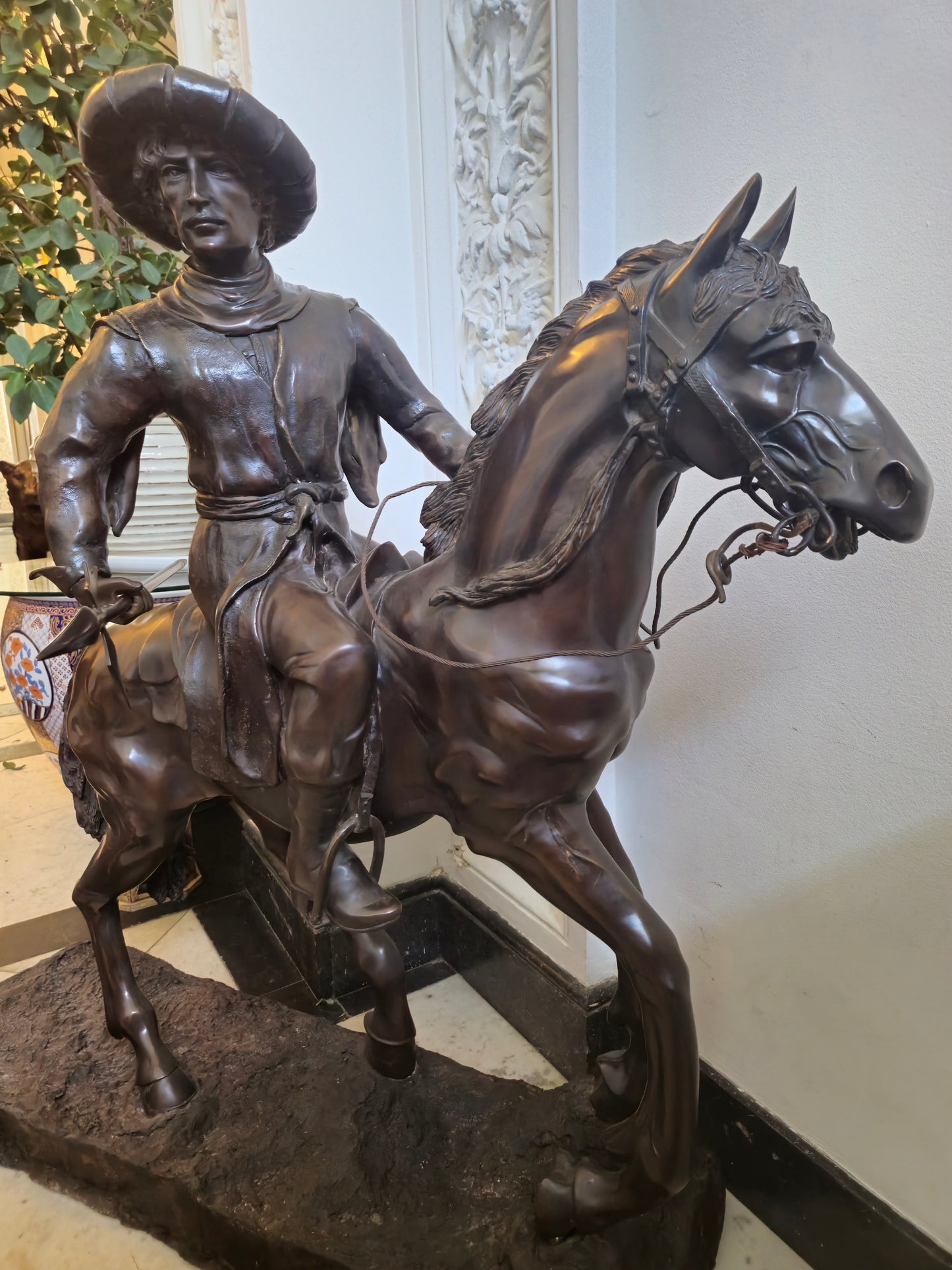 Große Schwere Bronze Skulptur Südeuropäischer Jäger auf Pferd ca. 120kg