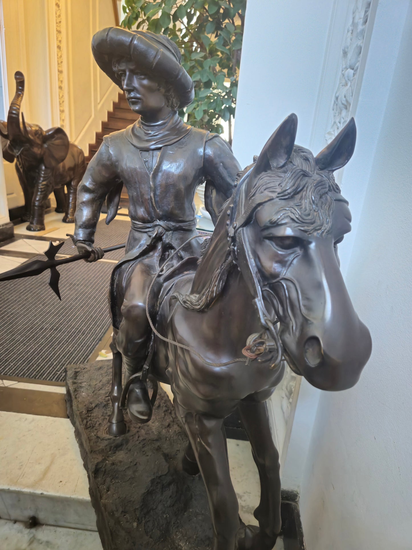 Große Schwere Bronze Skulptur Südeuropäischer Jäger auf Pferd ca. 120kg