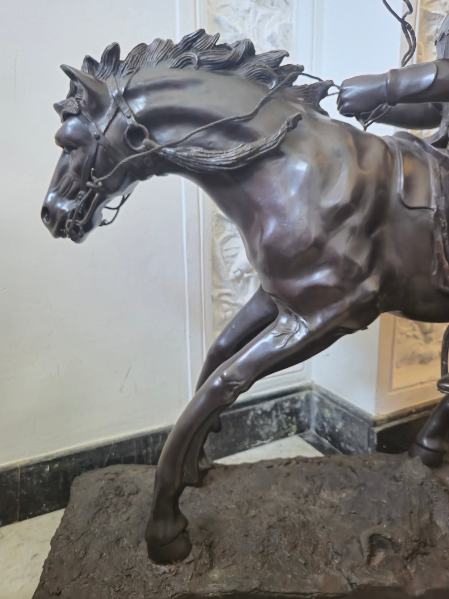 Große Schwere Bronze Skulptur Südeuropäischer Jäger auf Pferd ca. 120kg