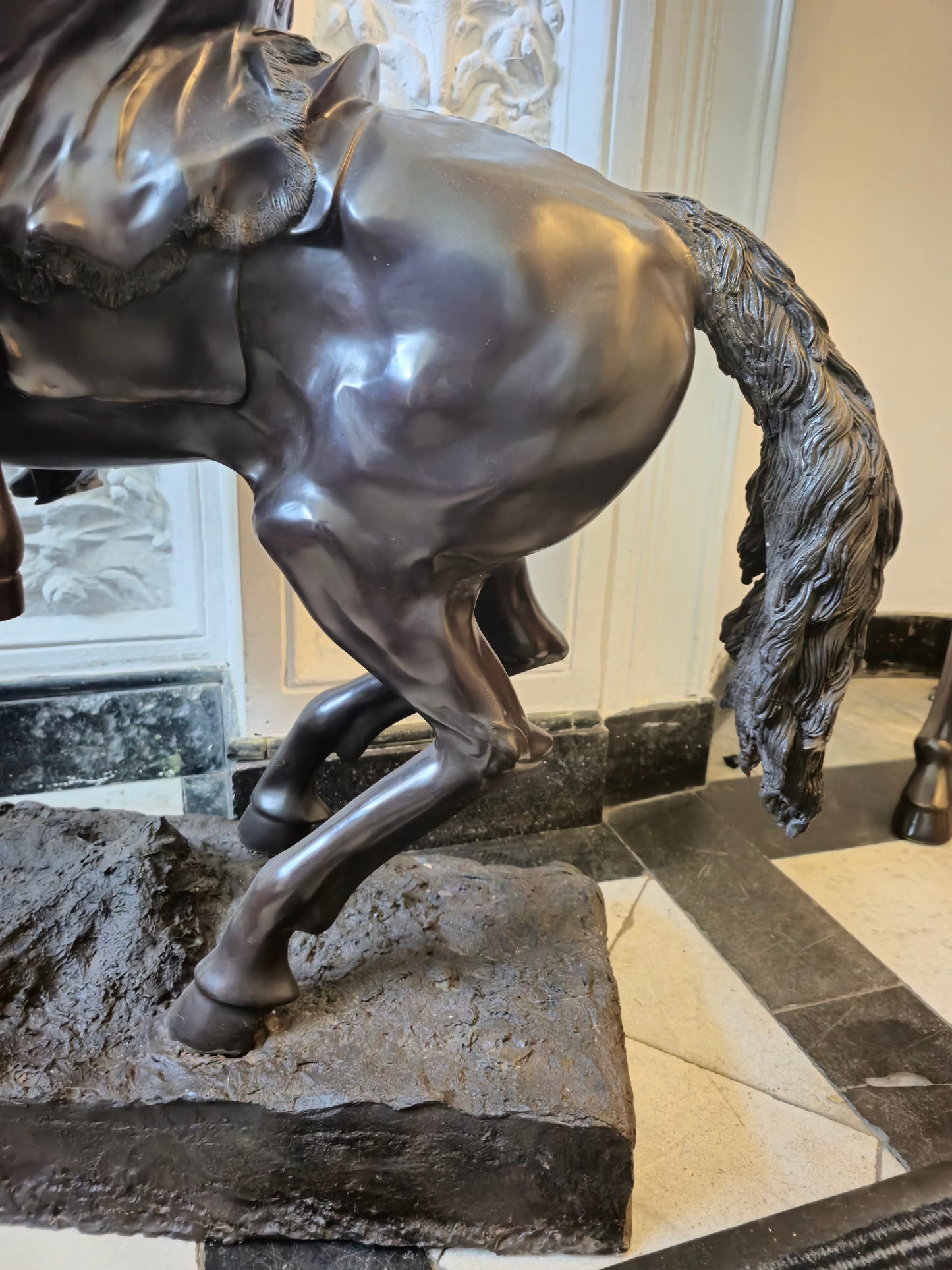 Große Schwere Bronze Skulptur Südeuropäischer Jäger auf Pferd ca. 120kg