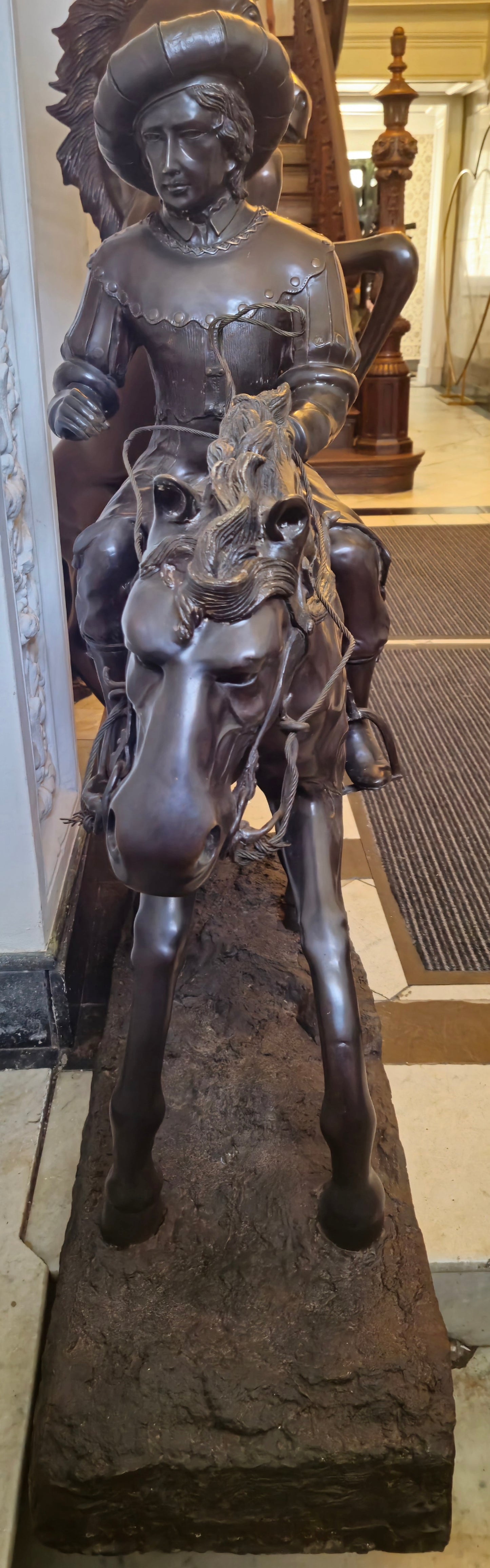 Große Schwere Bronze Skulptur Südeuropäischer Jäger auf Pferd ca. 120kg