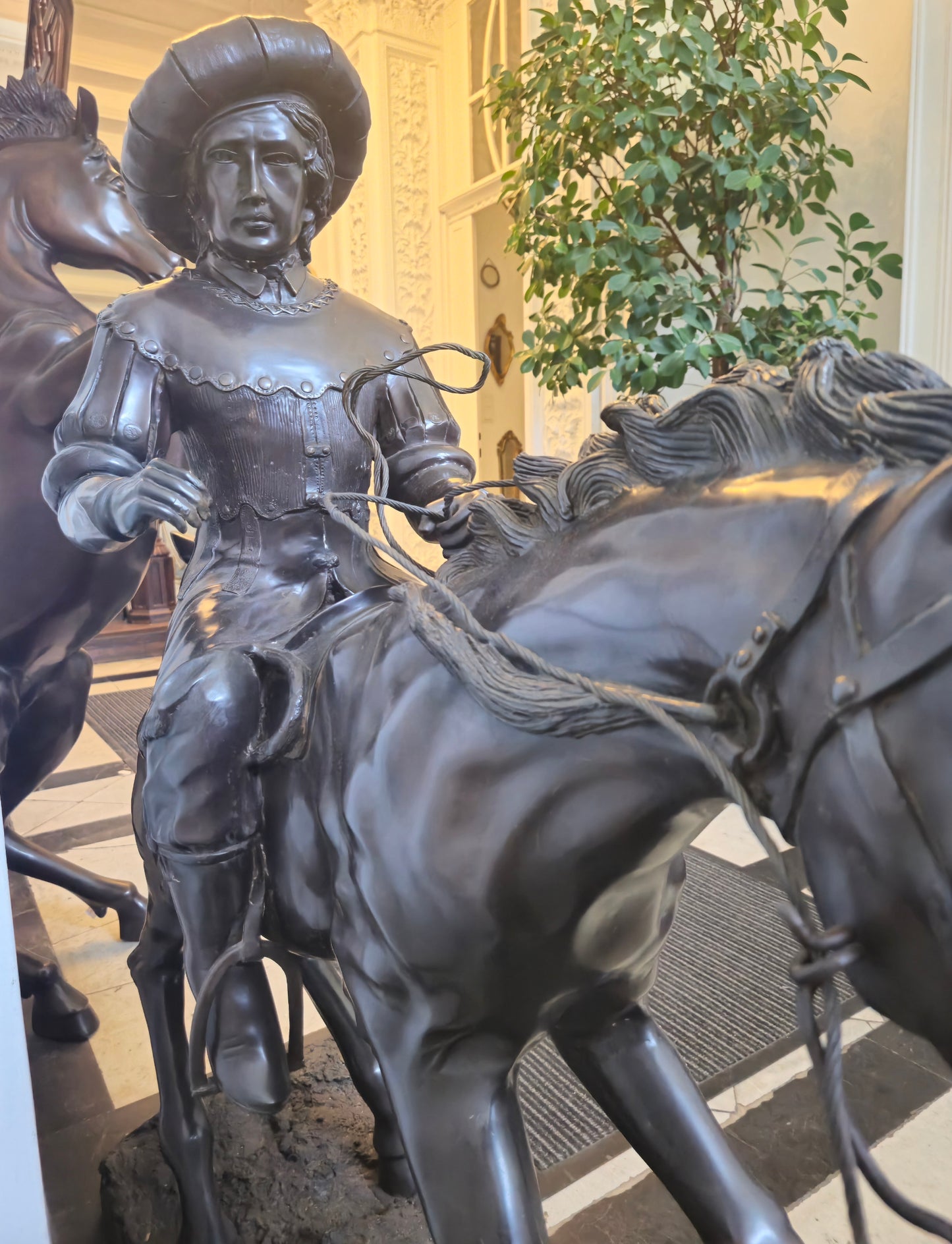 Große Schwere Bronze Skulptur Südeuropäischer Jäger auf Pferd ca. 120kg