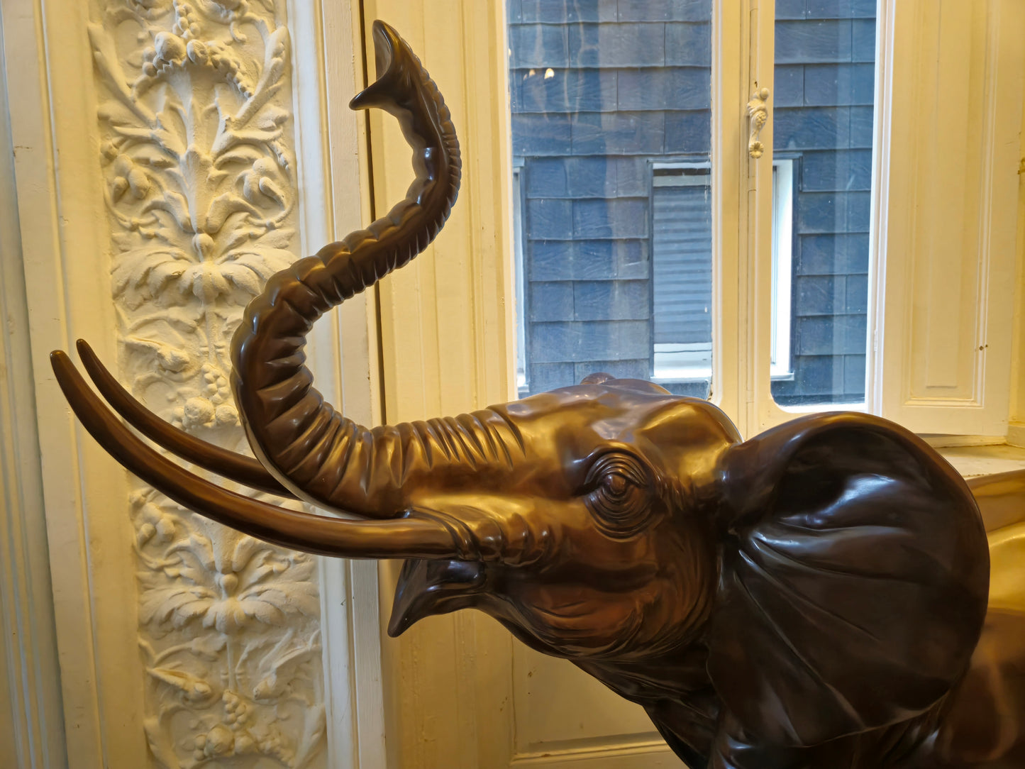 Große Schwere Fein gearbeitete Bronze Skulptur Elefant mit Stoßzähnen ca. 120kg