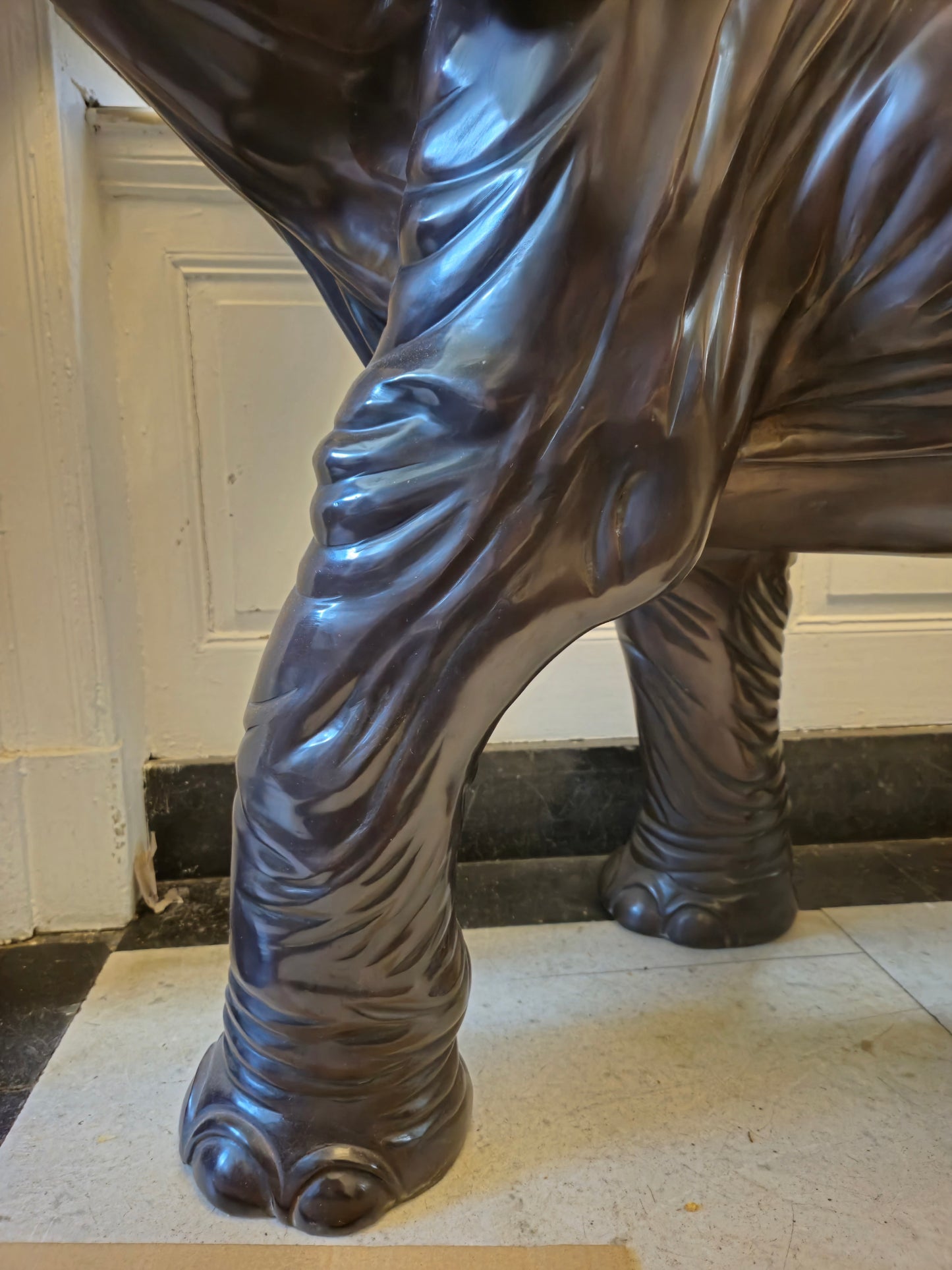 Große Schwere Fein gearbeitete Bronze Skulptur Elefant mit Stoßzähnen ca. 120kg