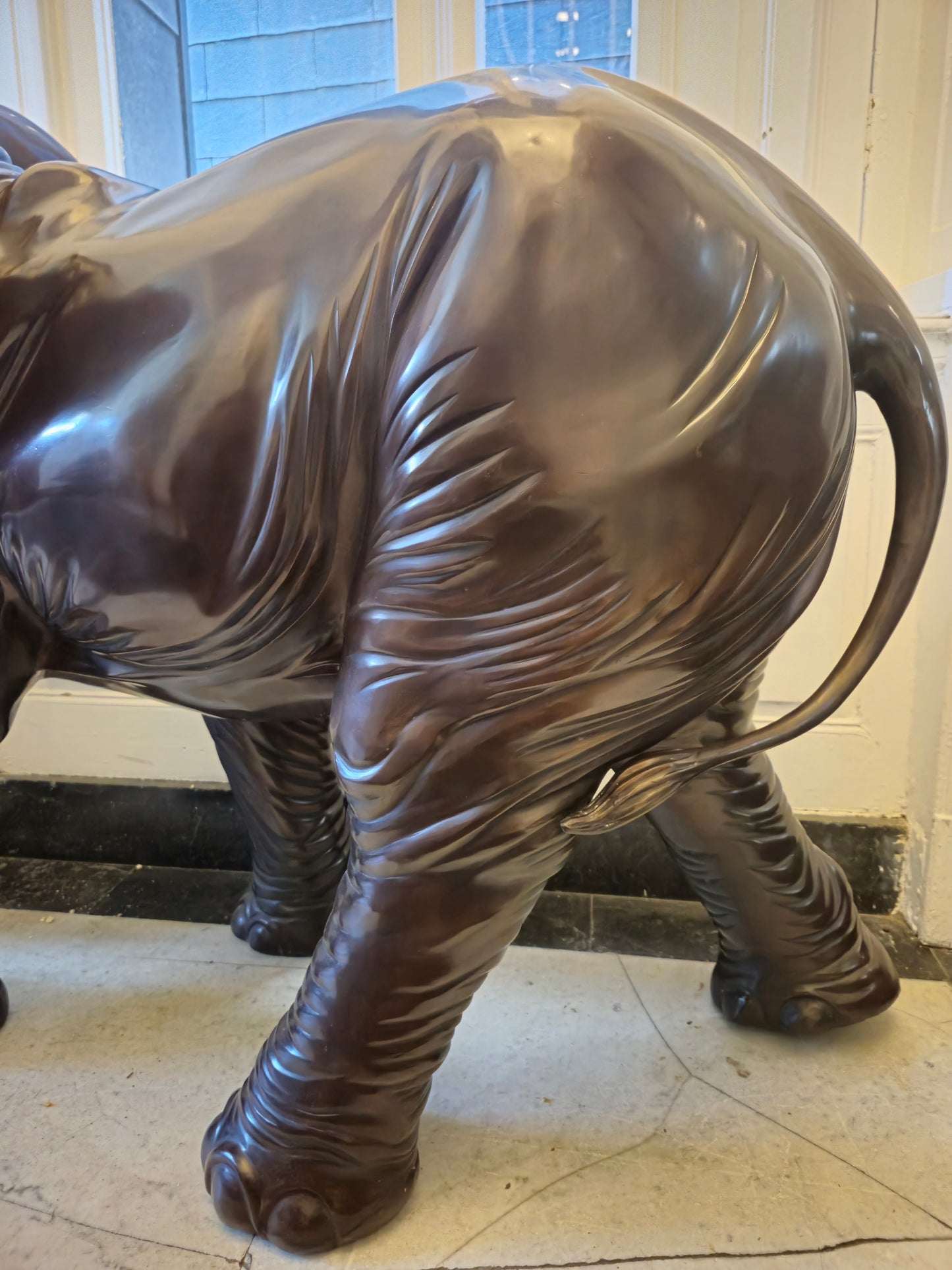 Große Schwere Fein gearbeitete Bronze Skulptur Elefant mit Stoßzähnen ca. 120kg