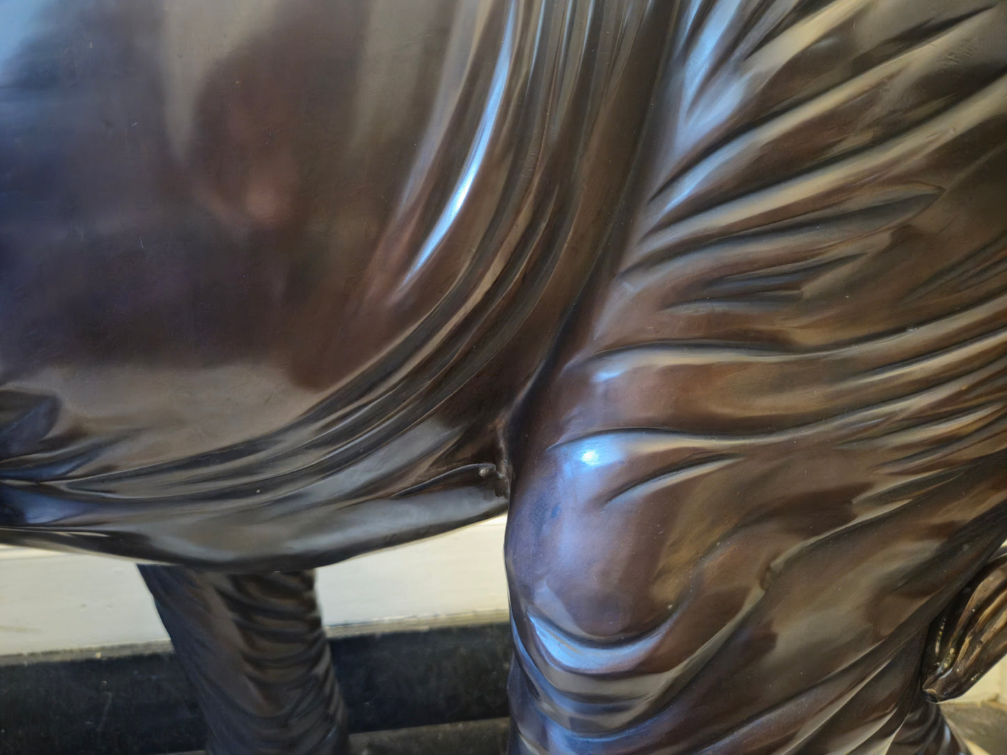 Große Schwere Fein gearbeitete Bronze Skulptur Elefant mit Stoßzähnen ca. 120kg