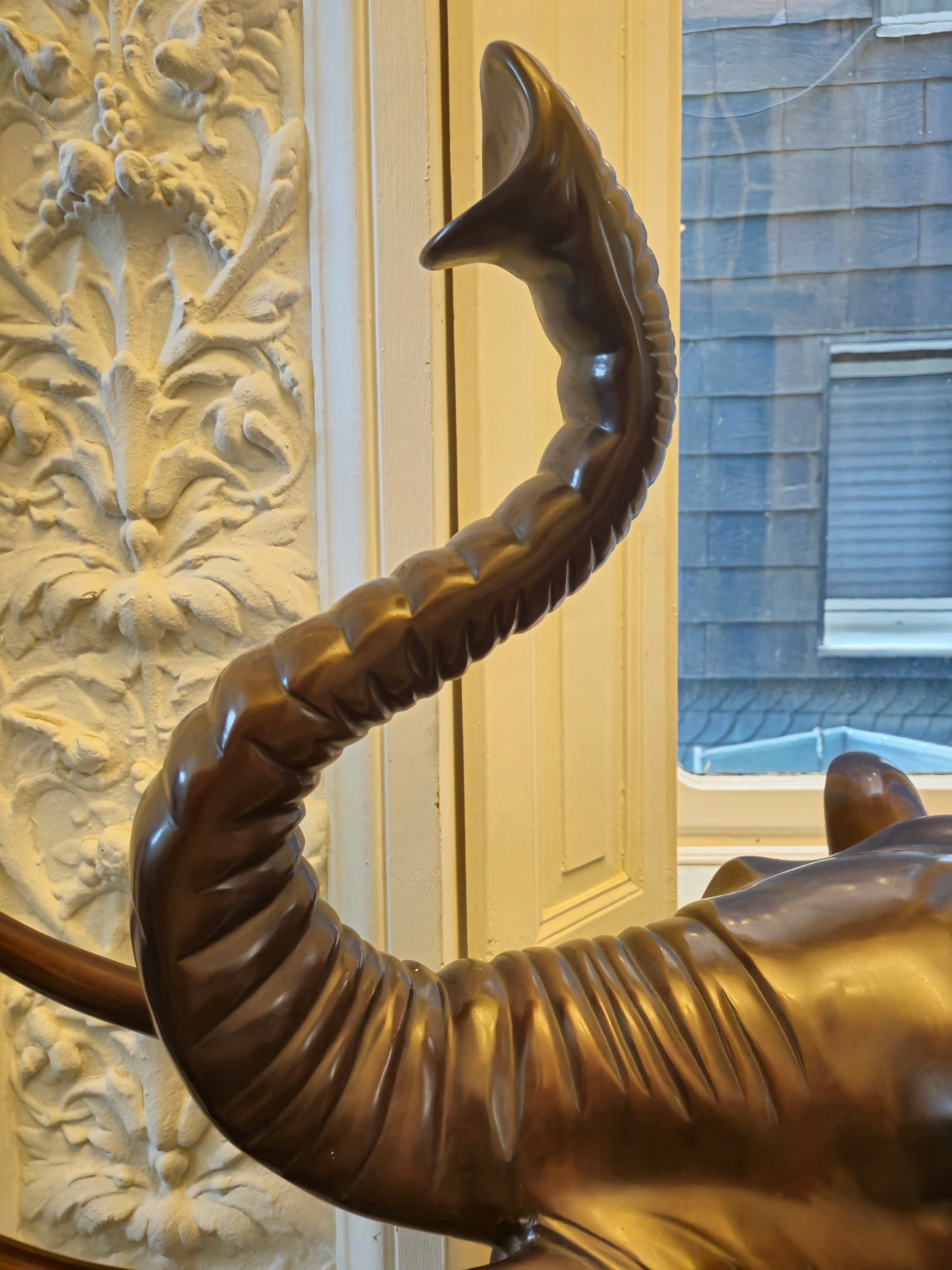 Große Schwere Fein gearbeitete Bronze Skulptur Elefant mit Stoßzähnen ca. 120kg