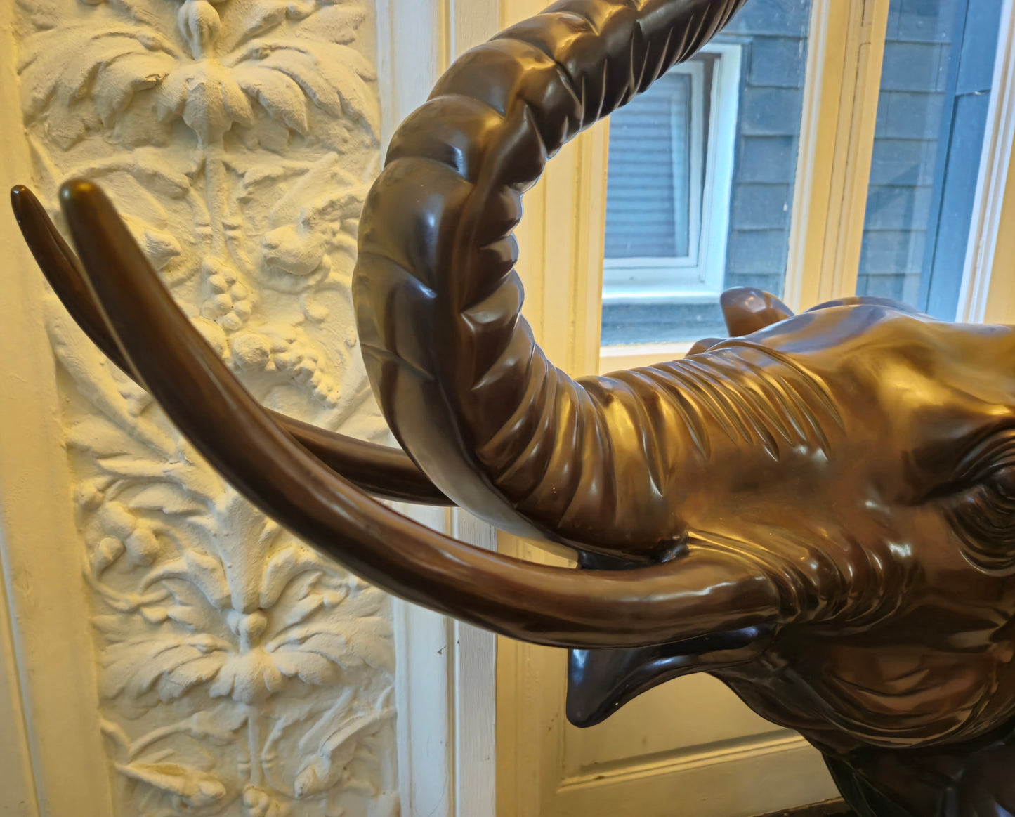 Große Schwere Fein gearbeitete Bronze Skulptur Elefant mit Stoßzähnen ca. 120kg