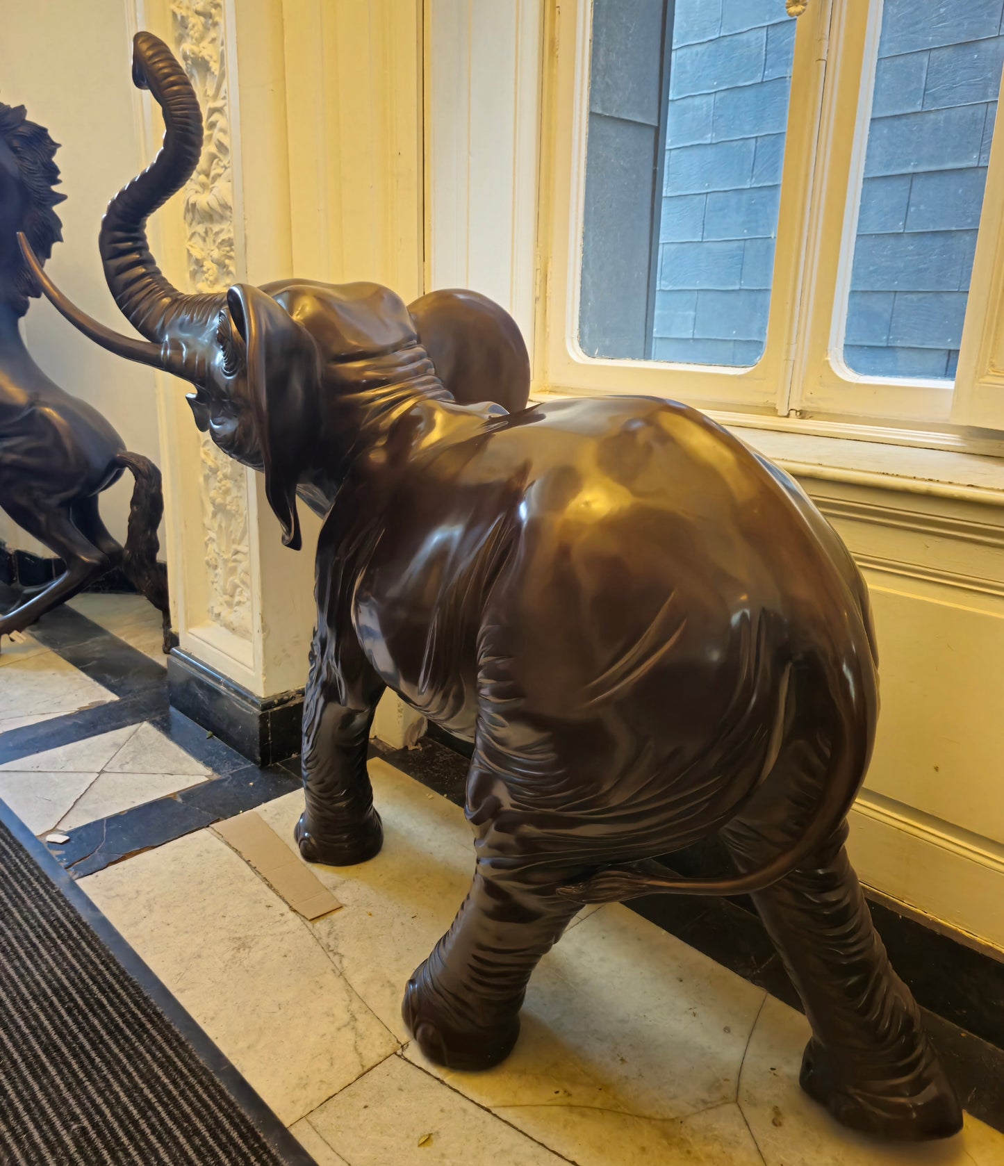 Große Schwere Fein gearbeitete Bronze Skulptur Elefant mit Stoßzähnen ca. 120kg