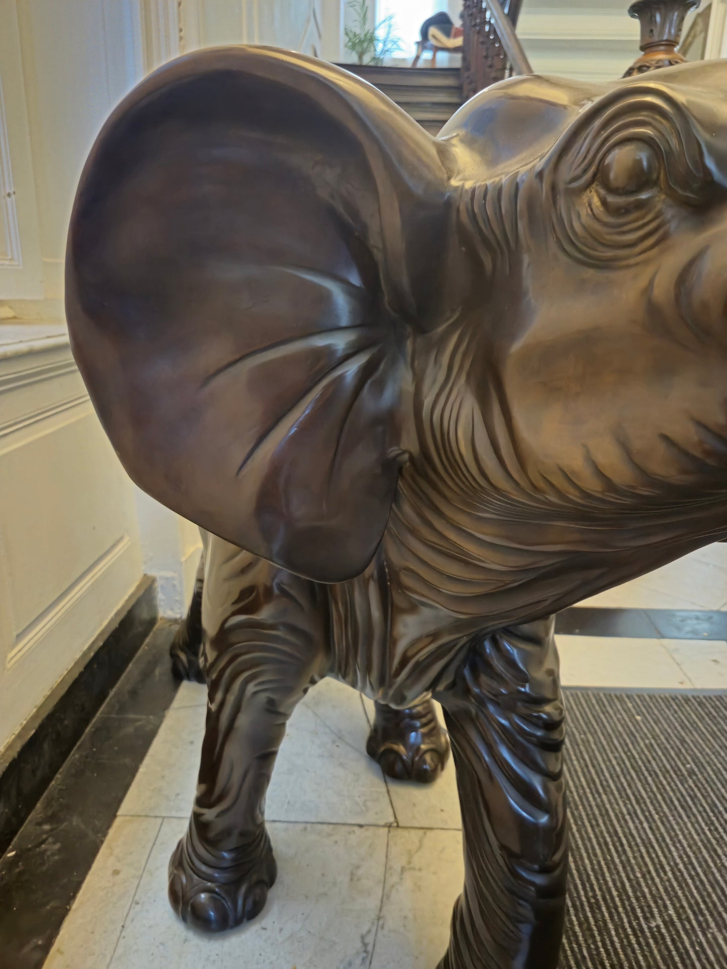 Große Schwere Fein gearbeitete Bronze Skulptur Elefant mit Stoßzähnen ca. 120kg