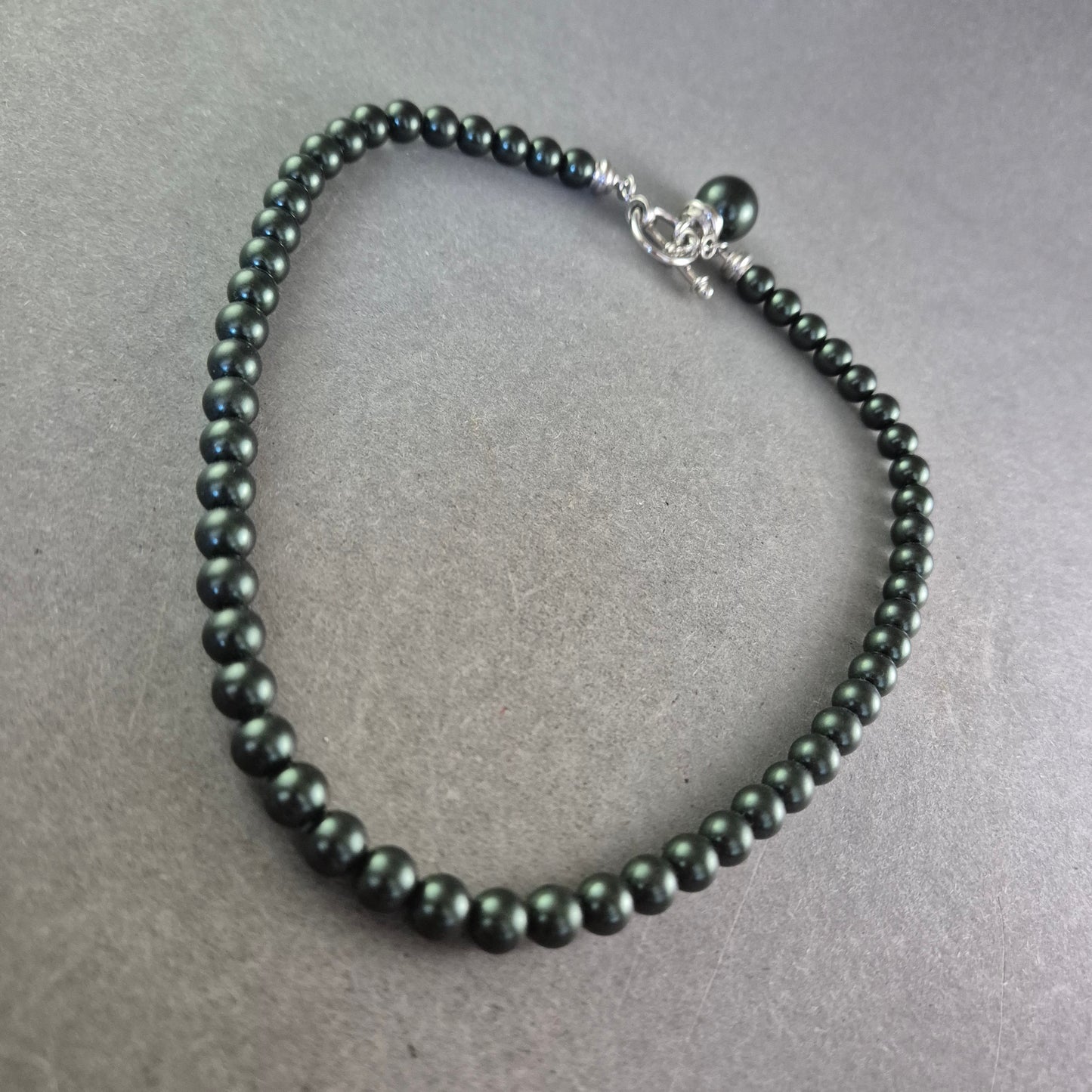 Schwarze Perlen Halskette – Klassisch und dezent mit Glanzfinish