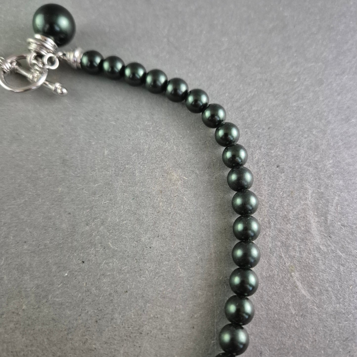 Schwarze Perlen Halskette – Klassisch und dezent mit Glanzfinish