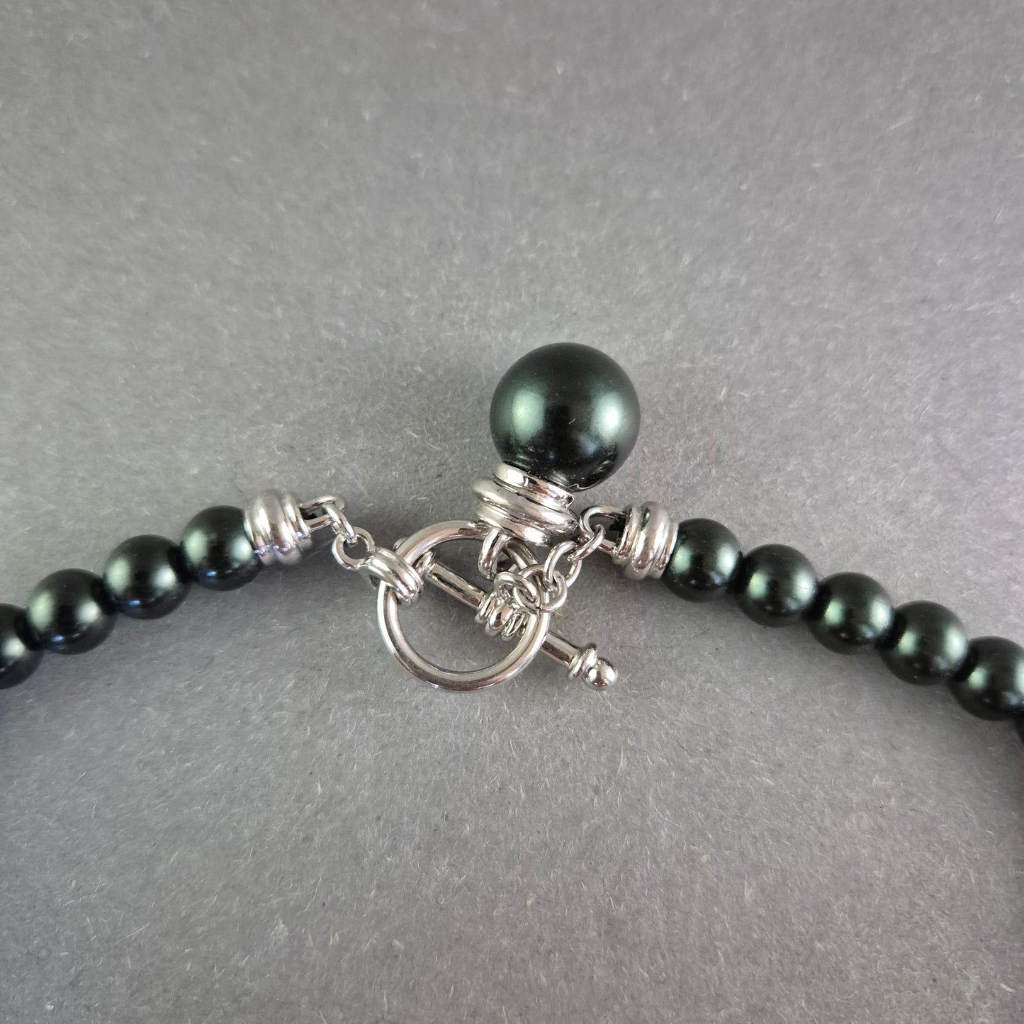 Schwarze Perlen Halskette – Klassisch und dezent mit Glanzfinish