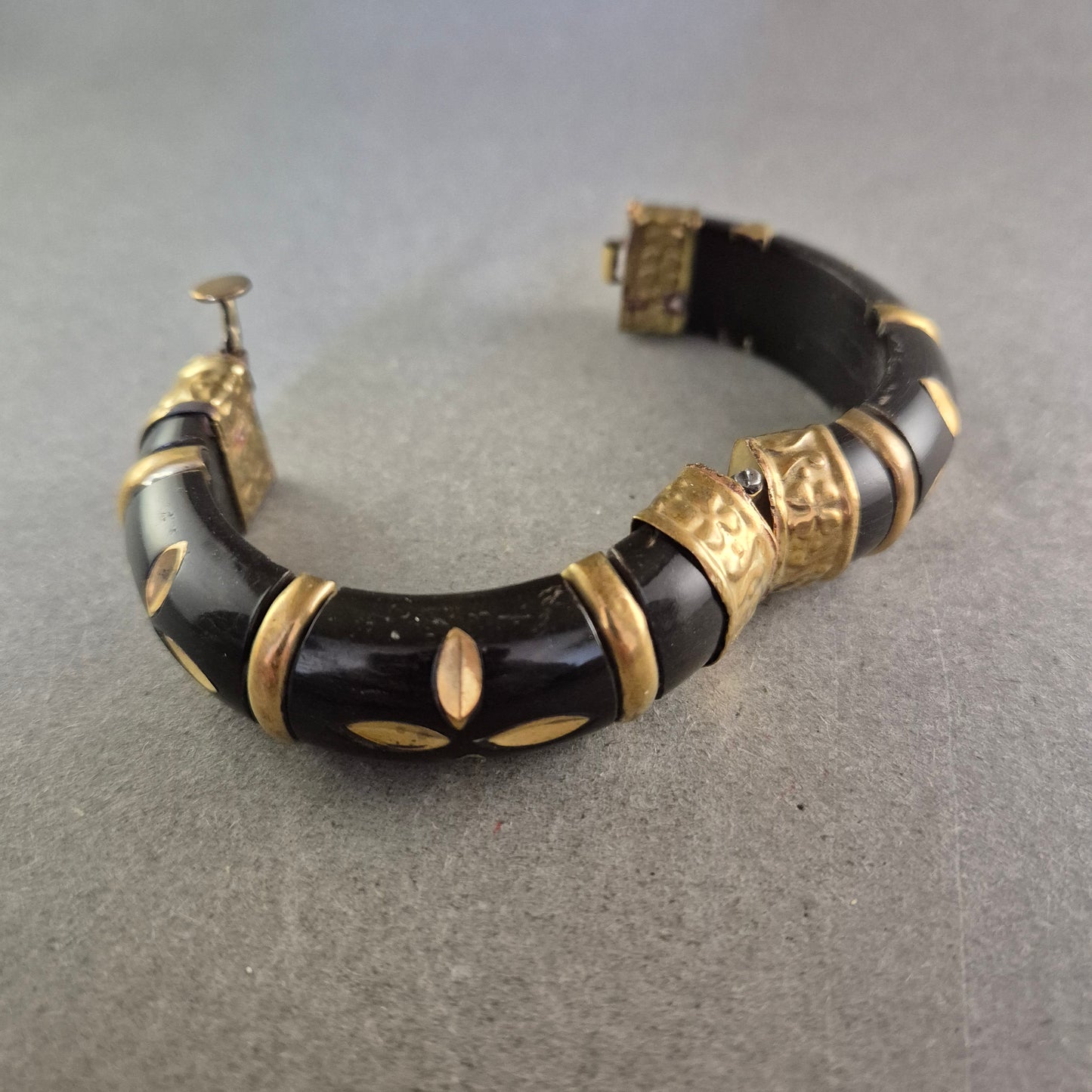 Schwarzes Ethno Armband mit goldfarbenen Elementen – Ausdrucksstarkes Design