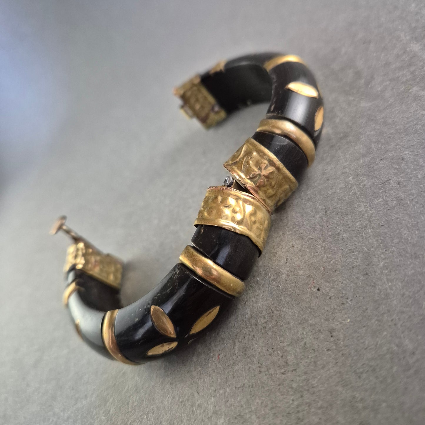 Schwarzes Ethno Armband mit goldfarbenen Elementen – Ausdrucksstarkes Design