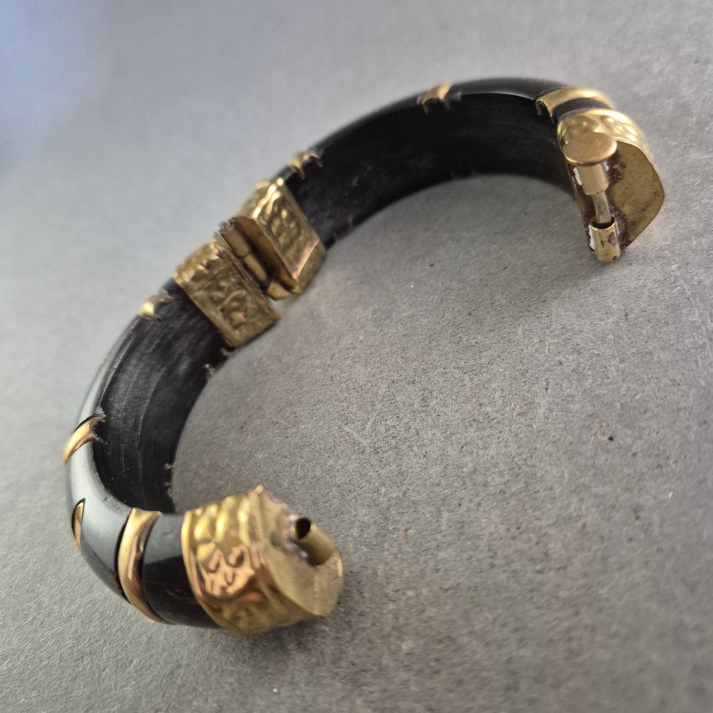 Schwarzes Ethno Armband mit goldfarbenen Elementen – Ausdrucksstarkes Design