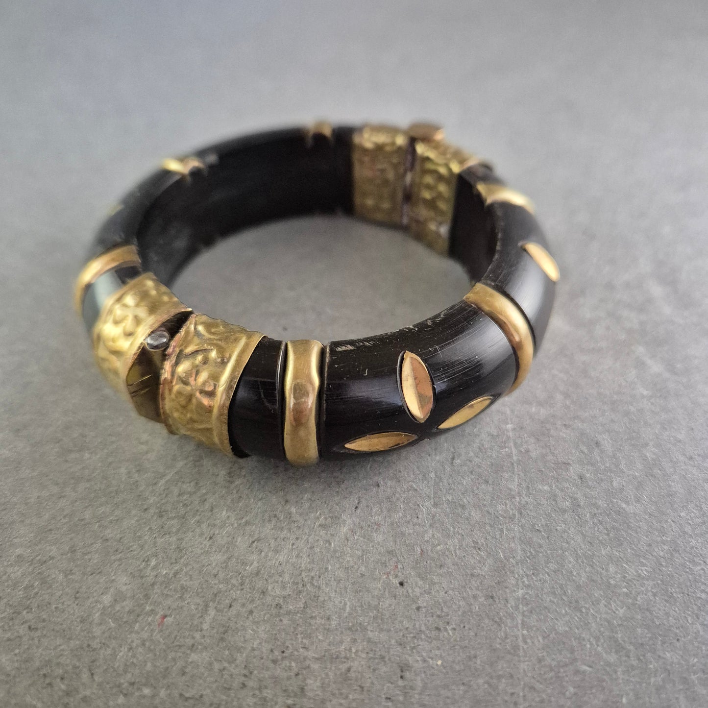 Schwarzes Ethno Armband mit goldfarbenen Elementen – Ausdrucksstarkes Design