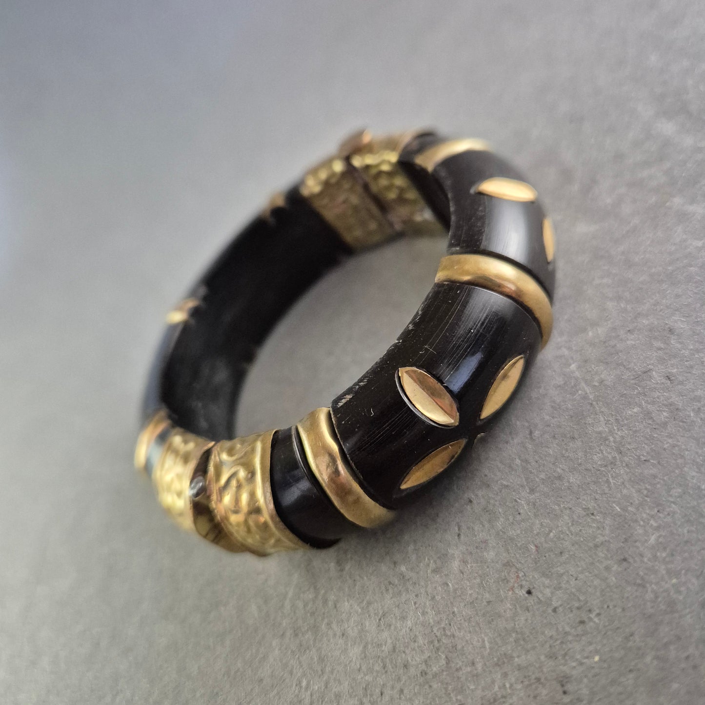 Schwarzes Ethno Armband mit goldfarbenen Elementen – Ausdrucksstarkes Design