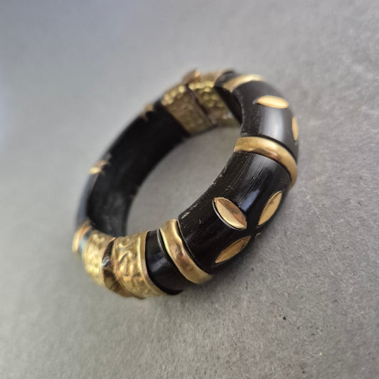 Schwarzes Ethno Armband mit goldfarbenen Elementen – Ausdrucksstarkes Design