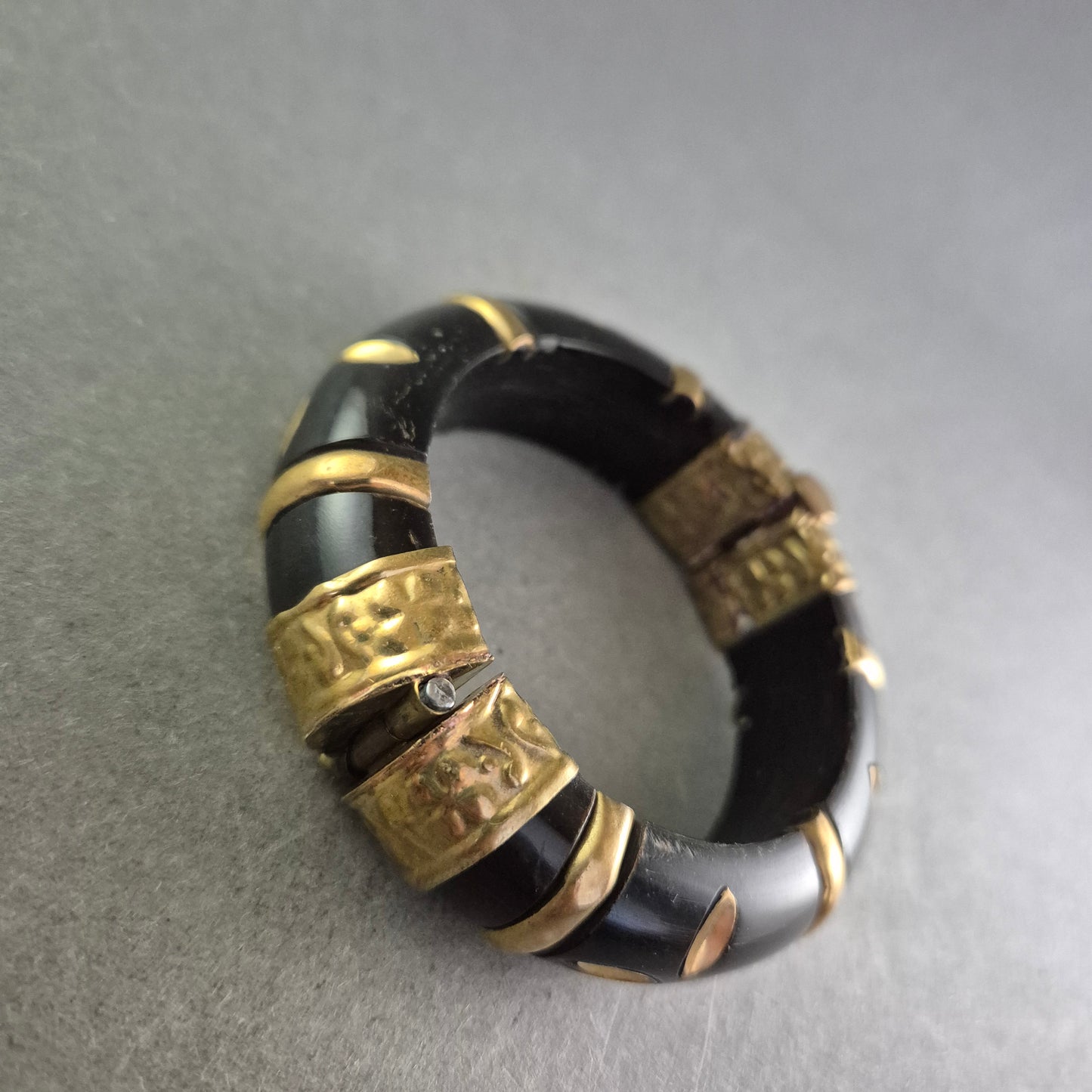 Schwarzes Ethno Armband mit goldfarbenen Elementen – Ausdrucksstarkes Design