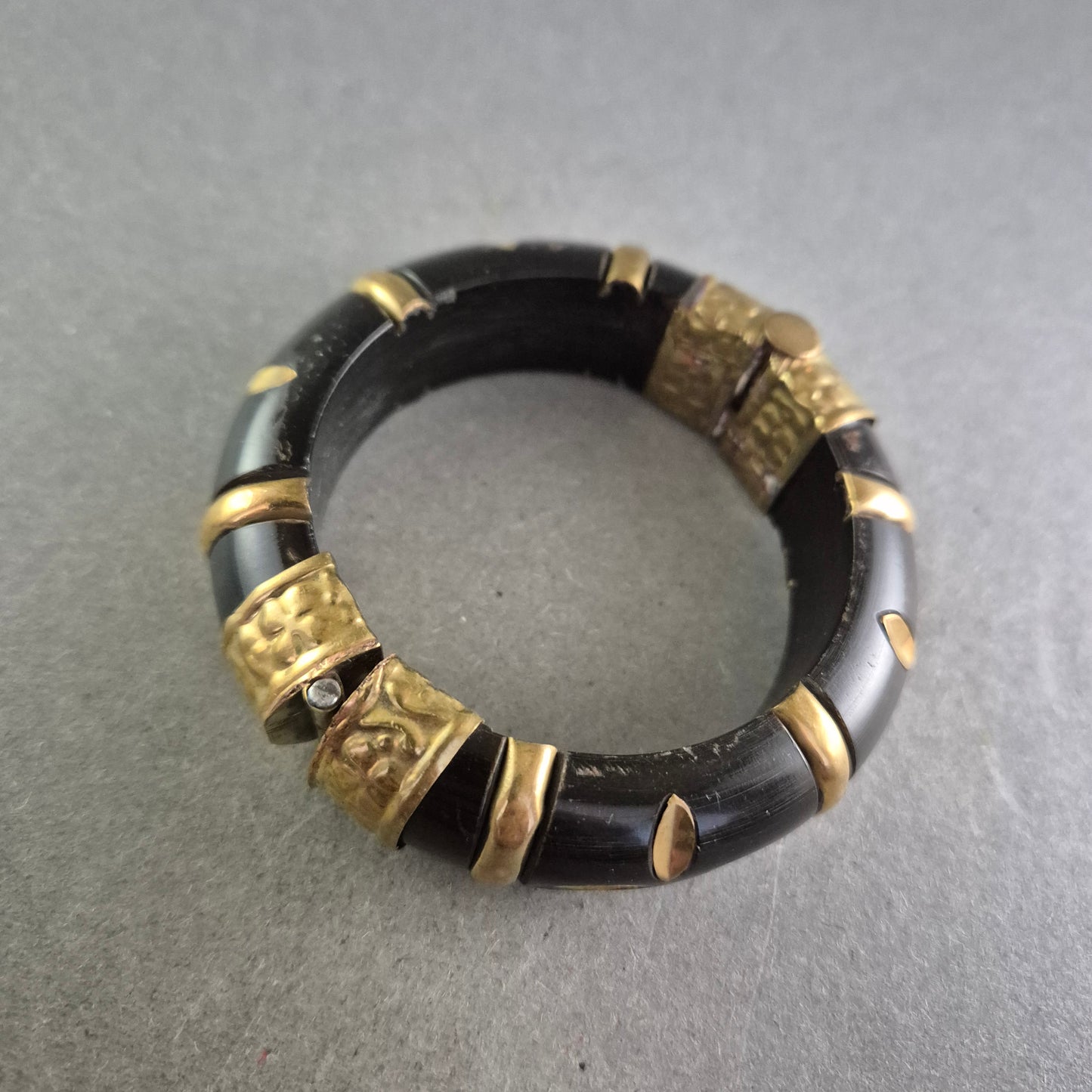 Schwarzes Ethno Armband mit goldfarbenen Elementen – Ausdrucksstarkes Design