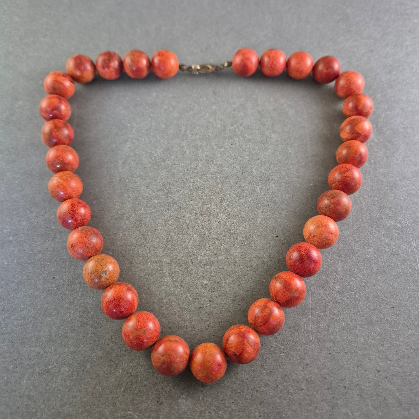 Rote Perlen Halskette – Kräftiger Naturton im klassischen Look