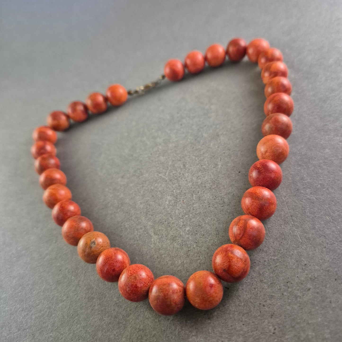 Rote Perlen Halskette – Kräftiger Naturton im klassischen Look