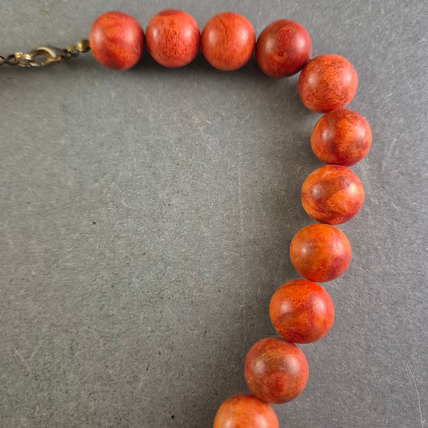 Rote Perlen Halskette – Kräftiger Naturton im klassischen Look