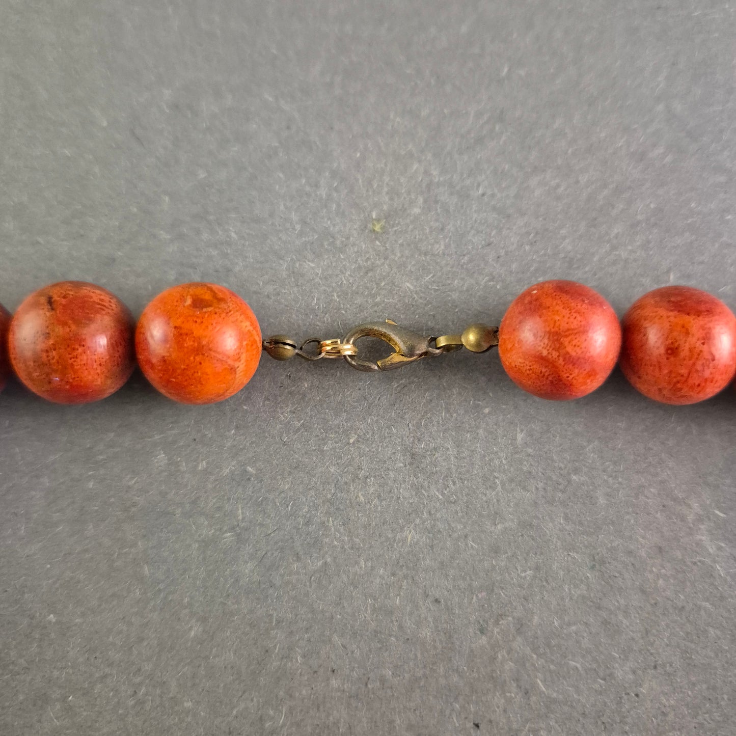 Rote Perlen Halskette – Kräftiger Naturton im klassischen Look