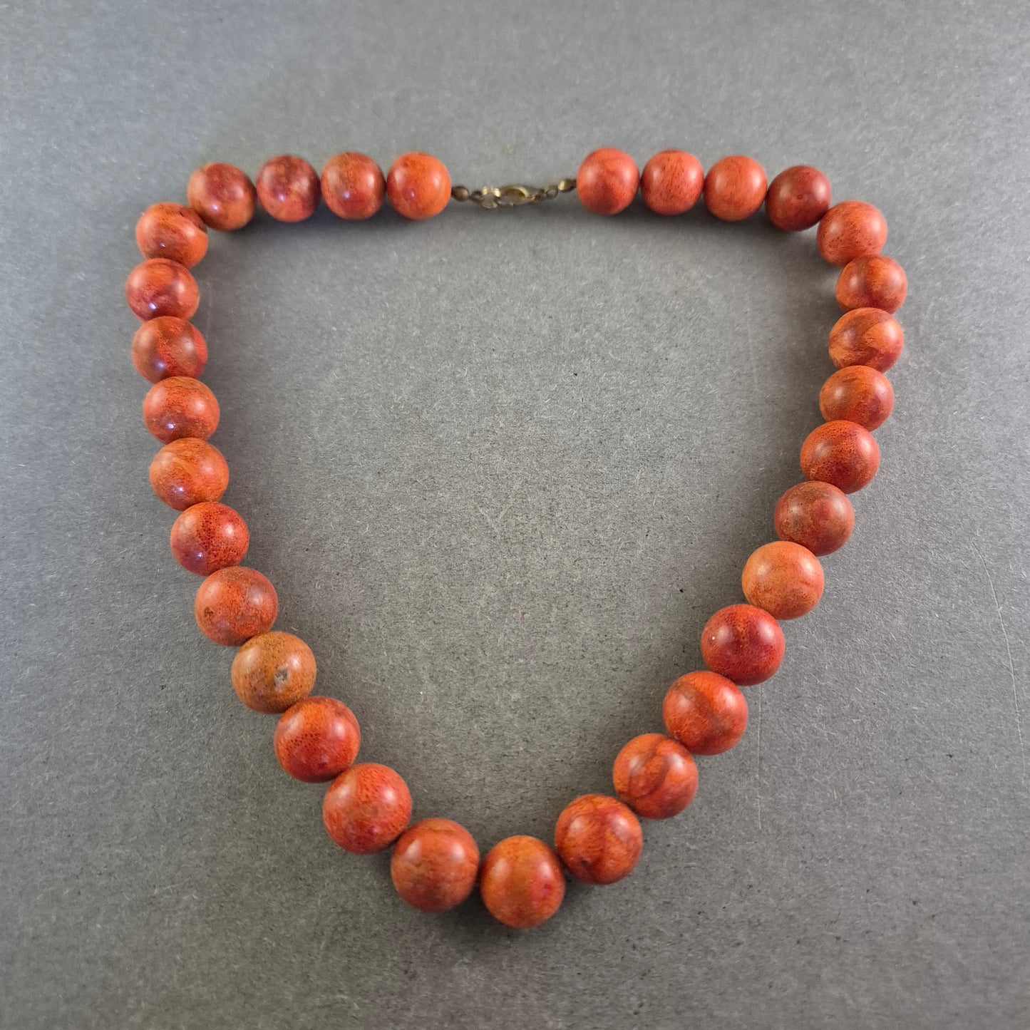 Rote Perlen Halskette – Kräftiger Naturton im klassischen Look