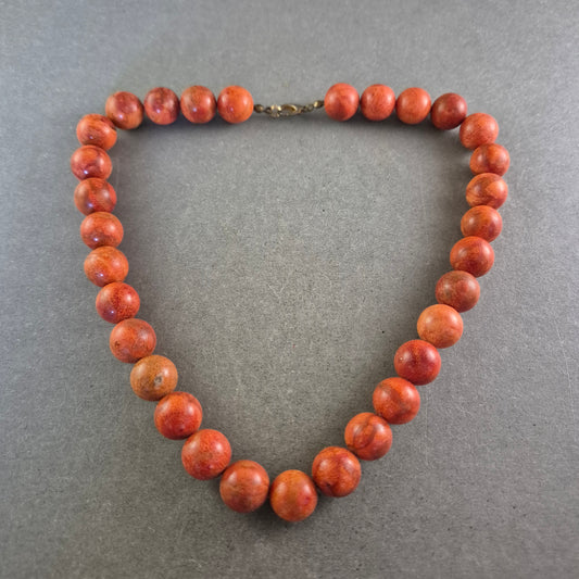 Rote Perlen Halskette – Kräftiger Naturton im klassischen Look