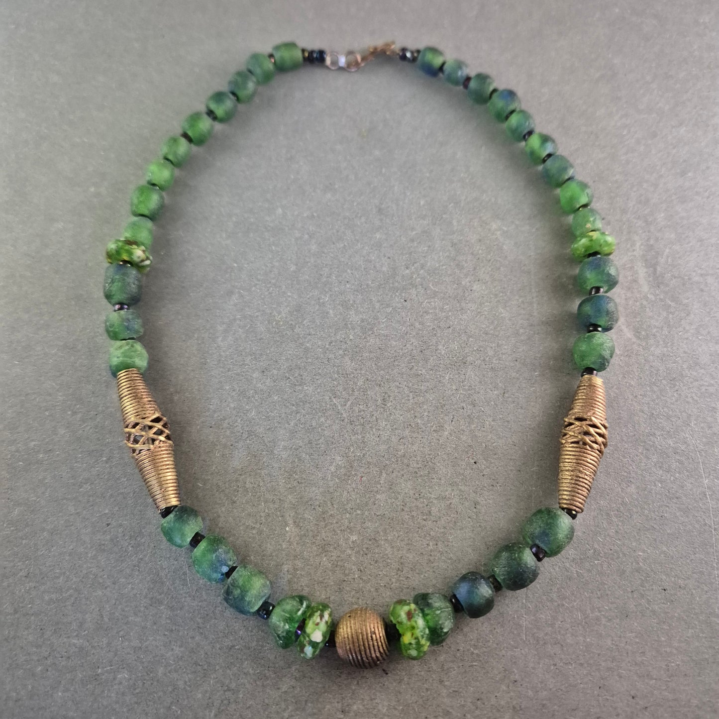 Grüne Ethno Halskette mit Messingperlen – Handgefertigter Look
