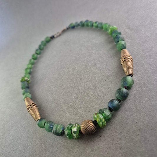 Grüne Ethno Halskette mit Messingperlen – Handgefertigter Look