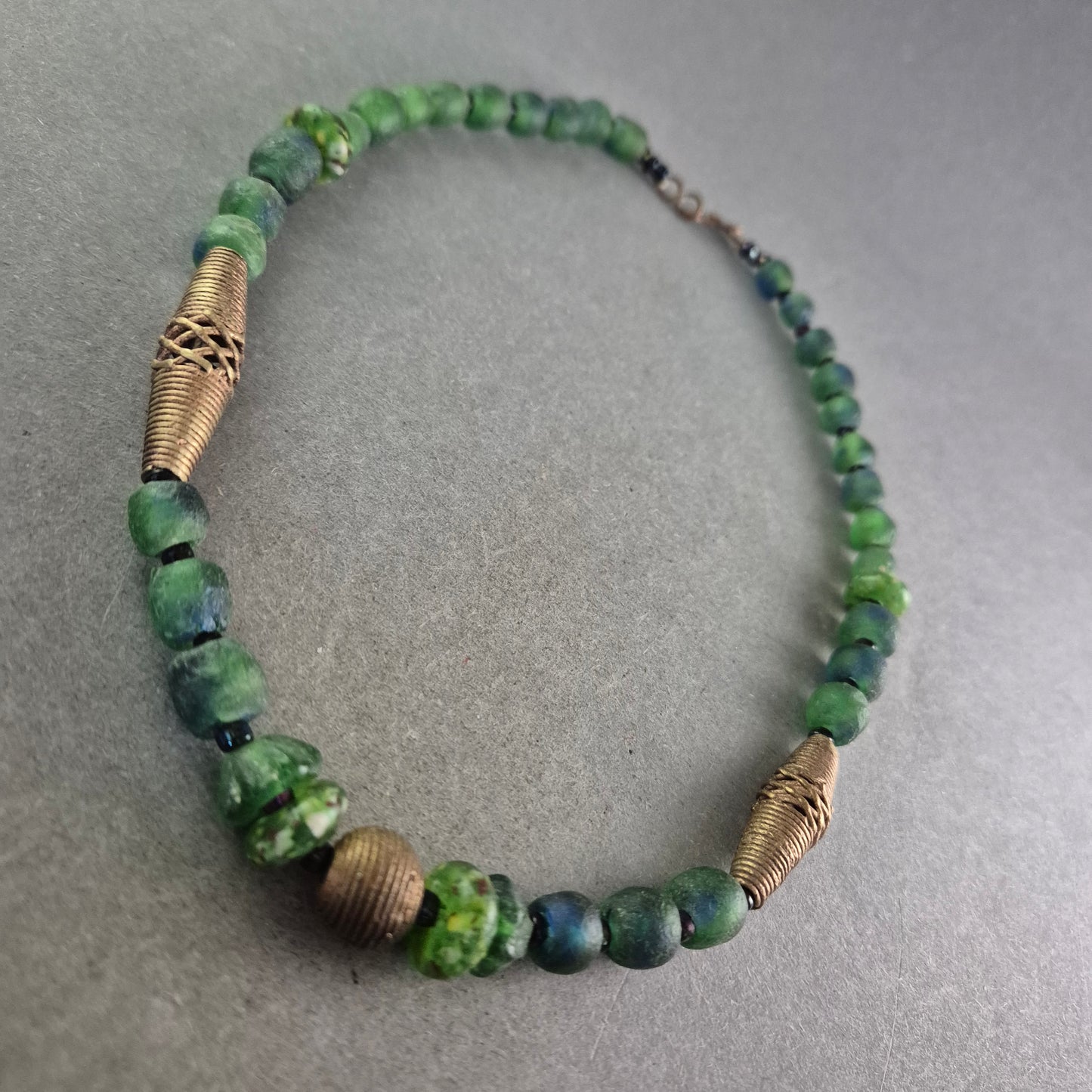 Grüne Ethno Halskette mit Messingperlen – Handgefertigter Look