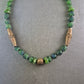 Grüne Ethno Halskette mit Messingperlen – Handgefertigter Look