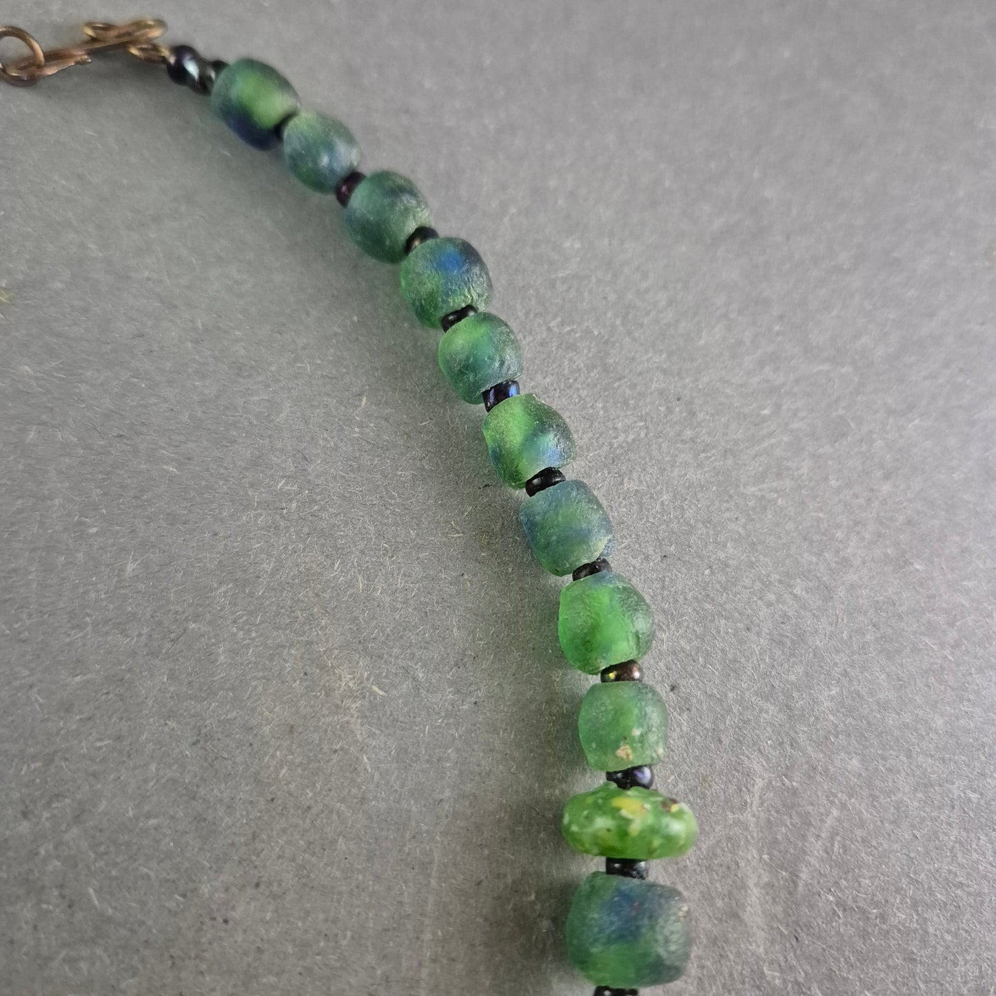 Grüne Ethno Halskette mit Messingperlen – Handgefertigter Look