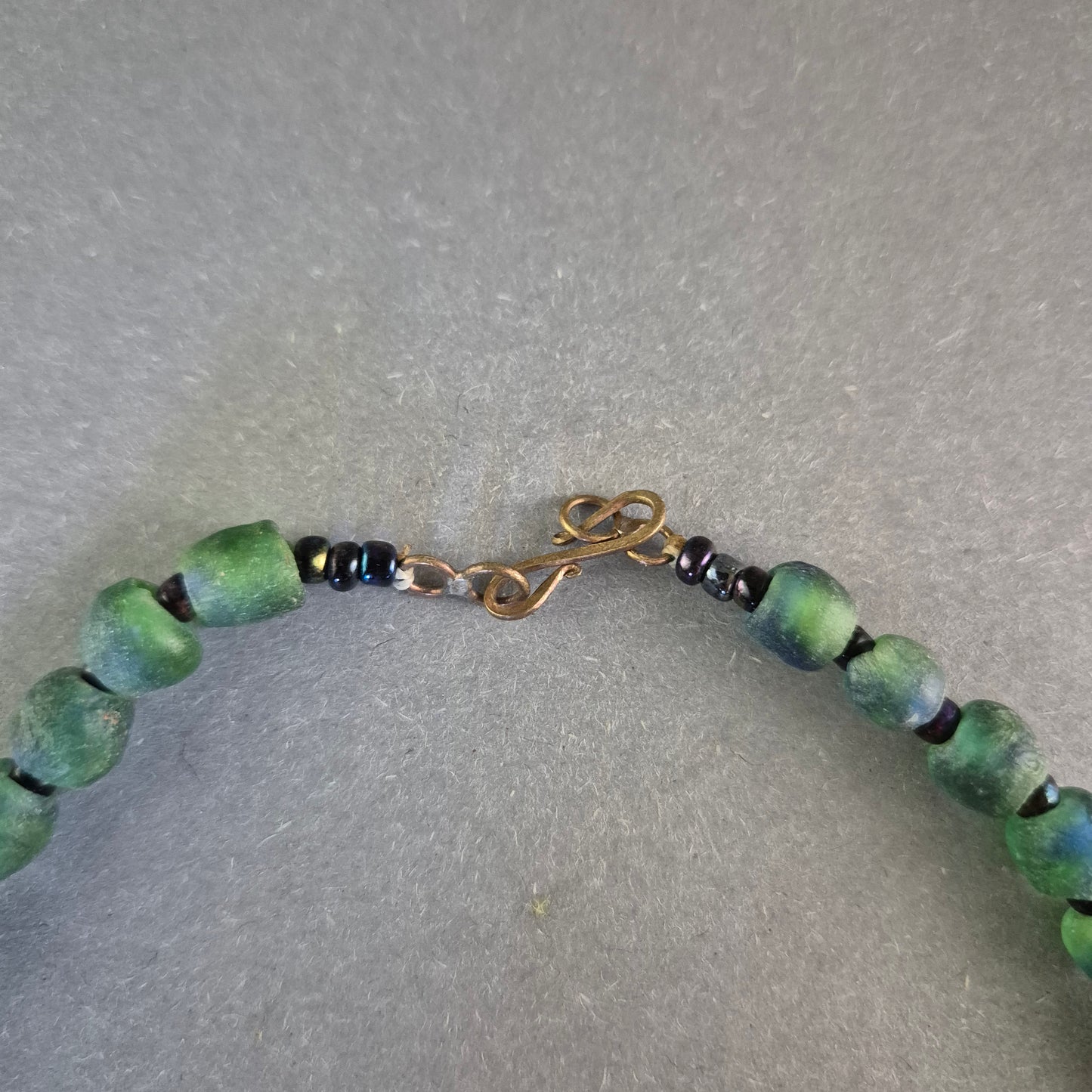 Grüne Ethno Halskette mit Messingperlen – Handgefertigter Look