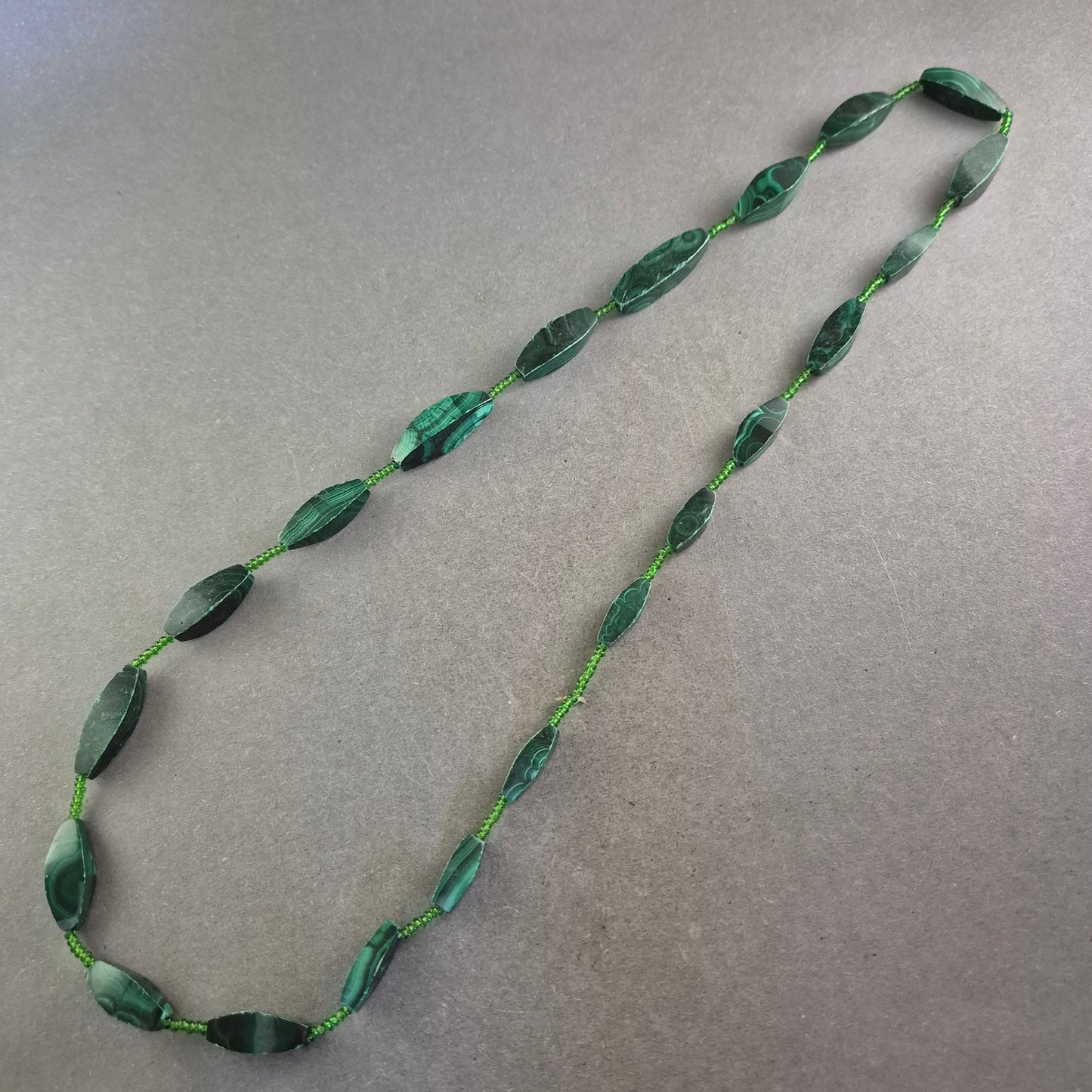 Grüne Malachit Halskette – Natursteinoptik mit Schliff in Blattform