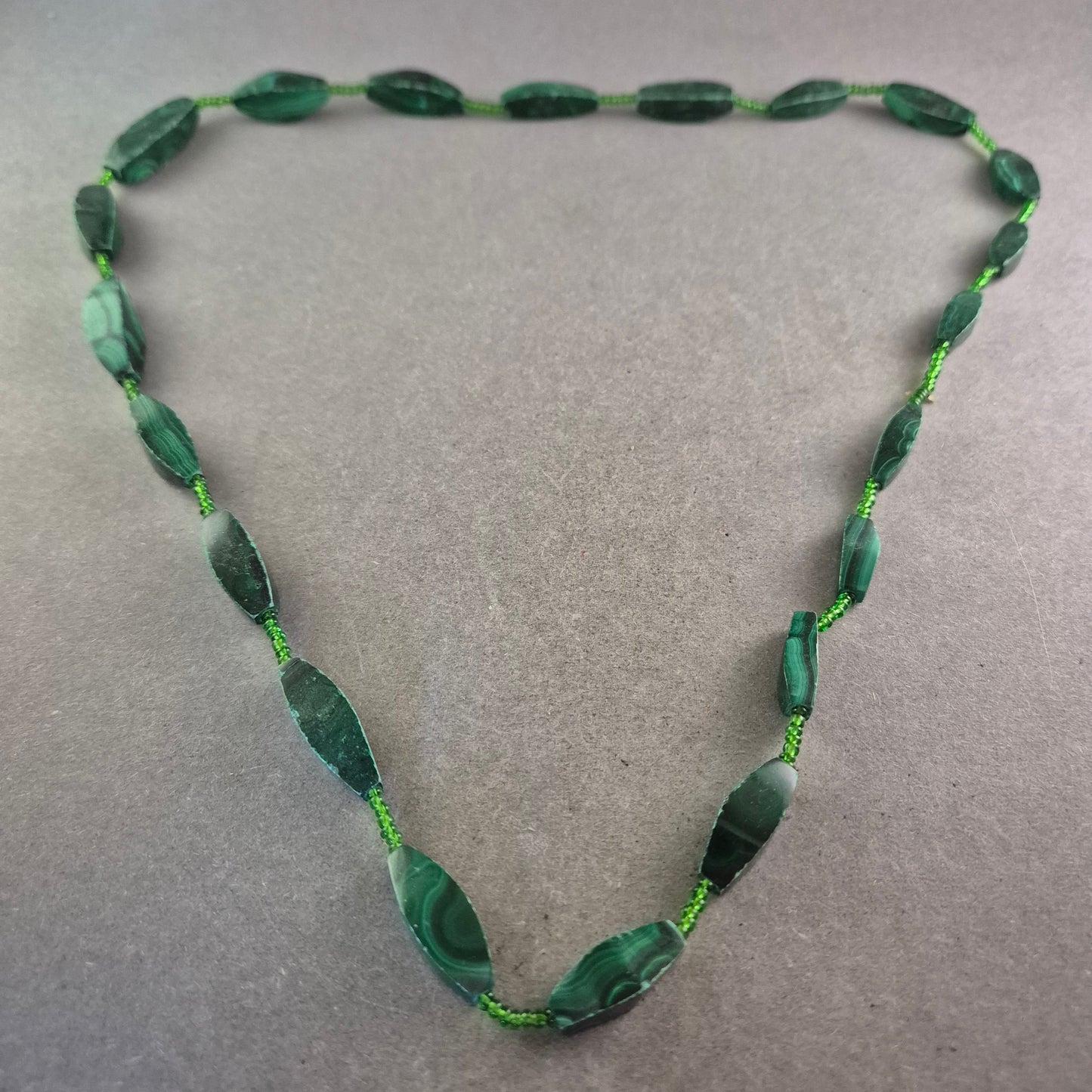 Grüne Malachit Halskette – Natursteinoptik mit Schliff in Blattform