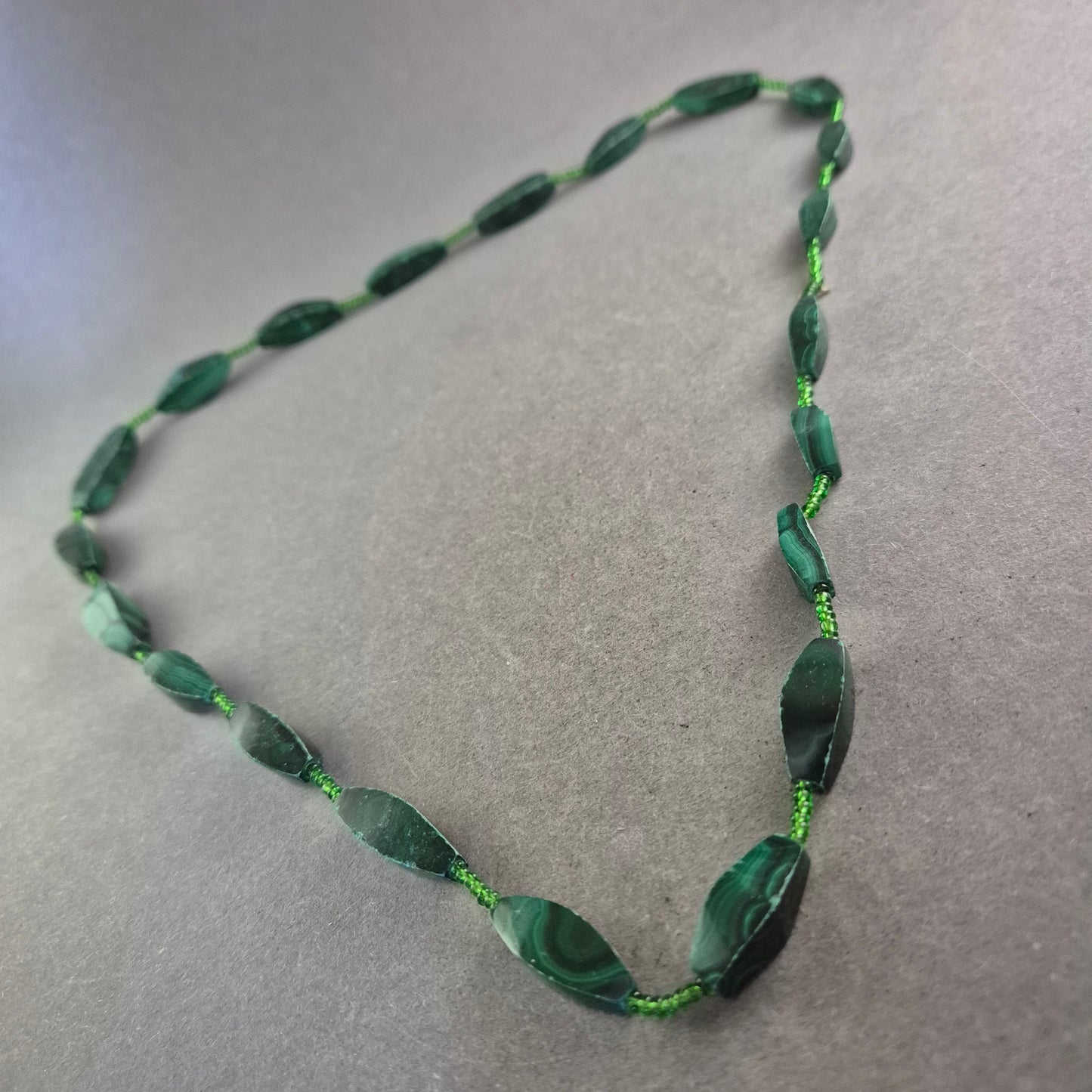 Grüne Malachit Halskette – Natursteinoptik mit Schliff in Blattform