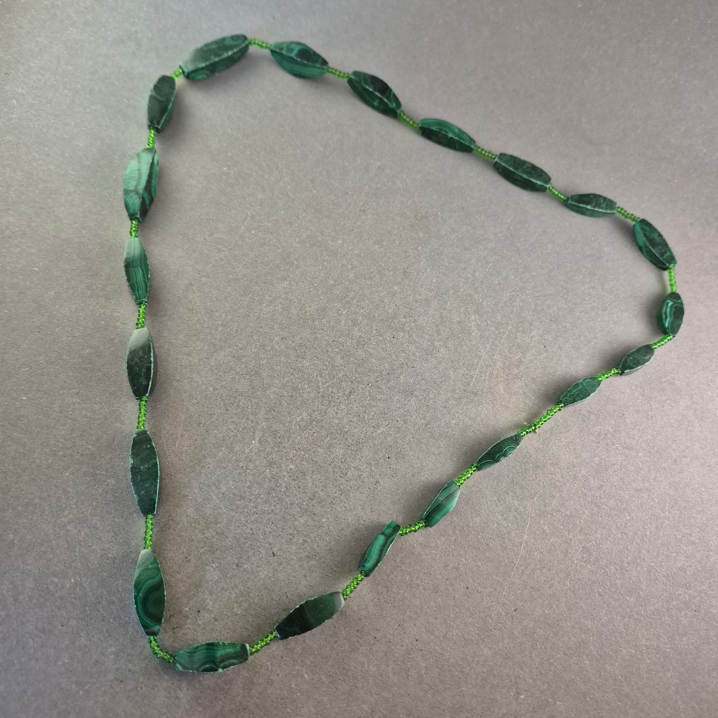 Grüne Malachit Halskette – Natursteinoptik mit Schliff in Blattform