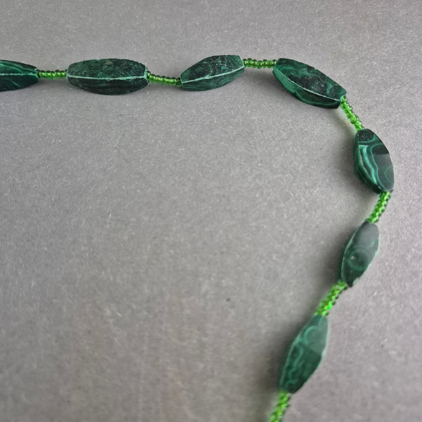 Grüne Malachit Halskette – Natursteinoptik mit Schliff in Blattform