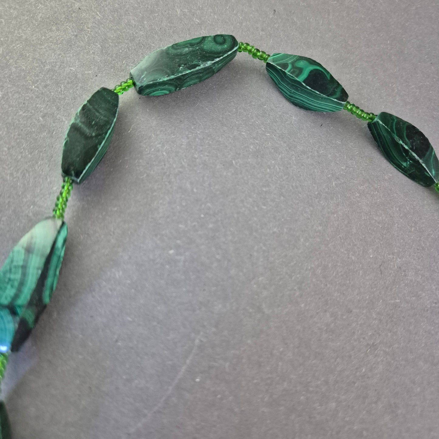 Grüne Malachit Halskette – Natursteinoptik mit Schliff in Blattform